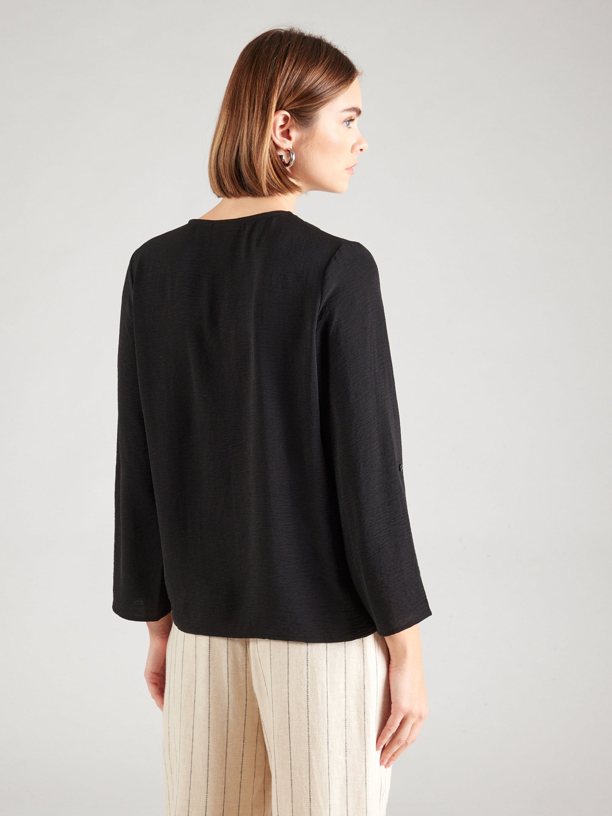 Bamboo V-neck blouse with pleat