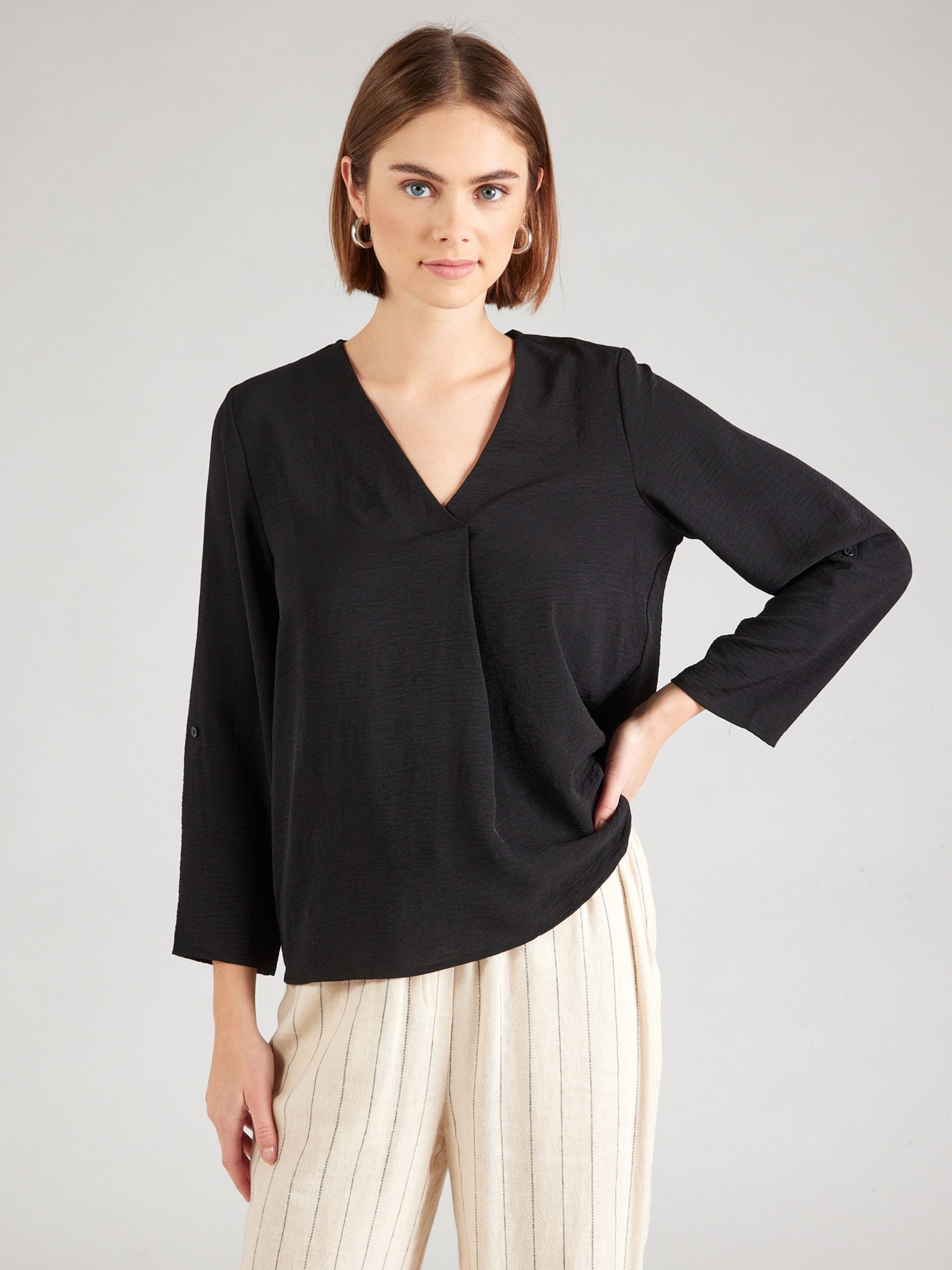 Bamboo V-neck blouse with pleat