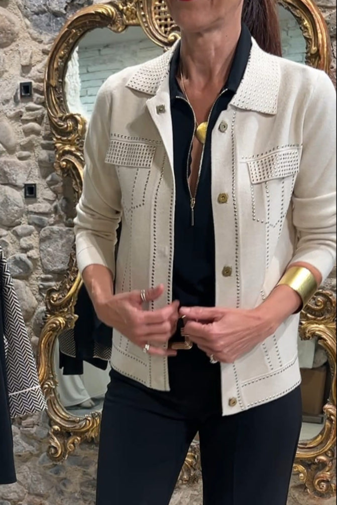 Chaqueta con tachuelas decorativas