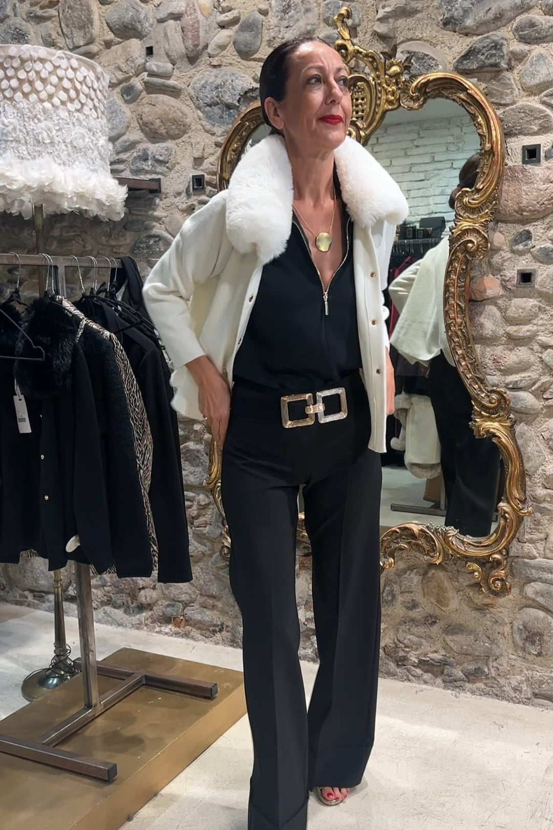 Short jacket with fur collar