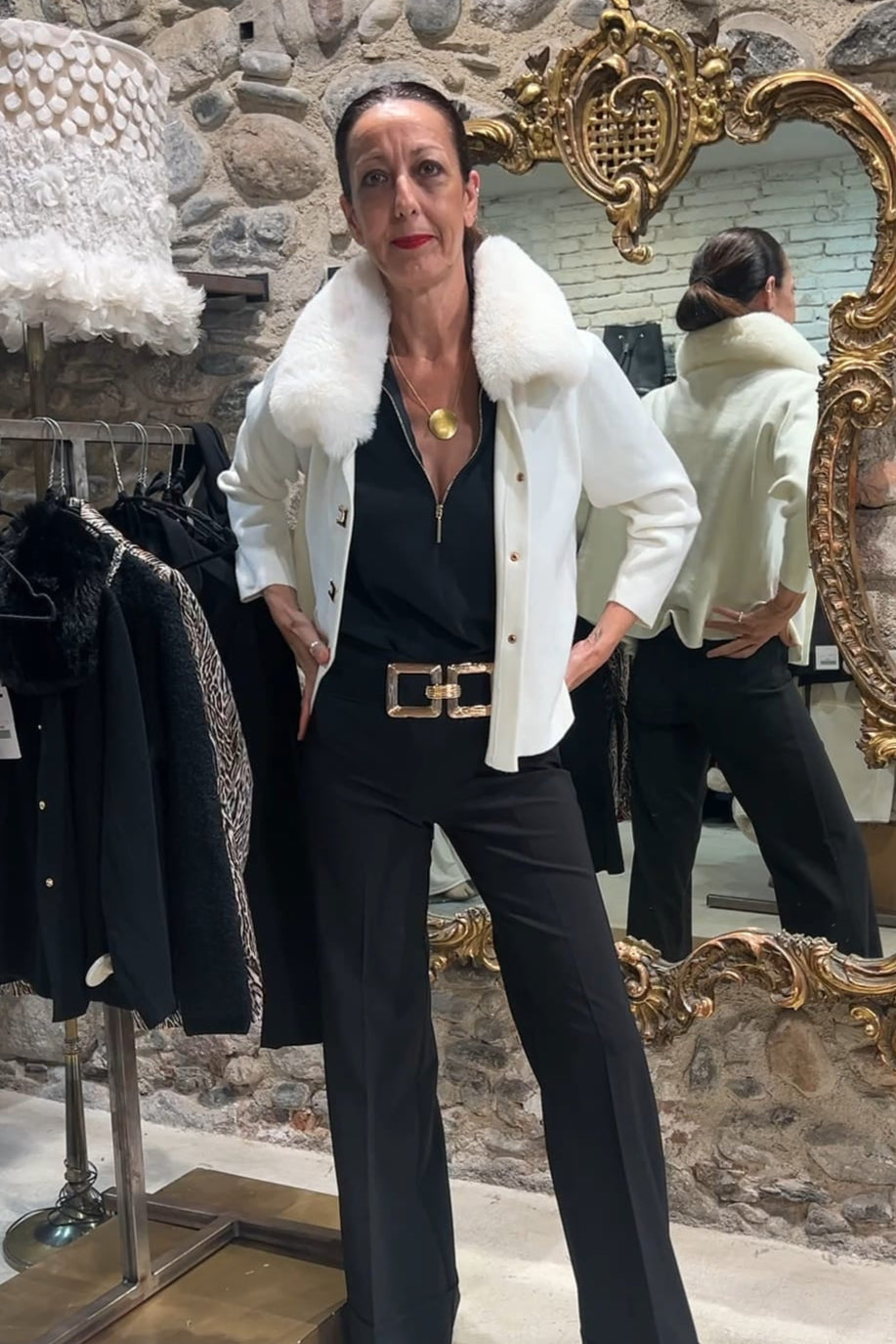 Short jacket with fur collar