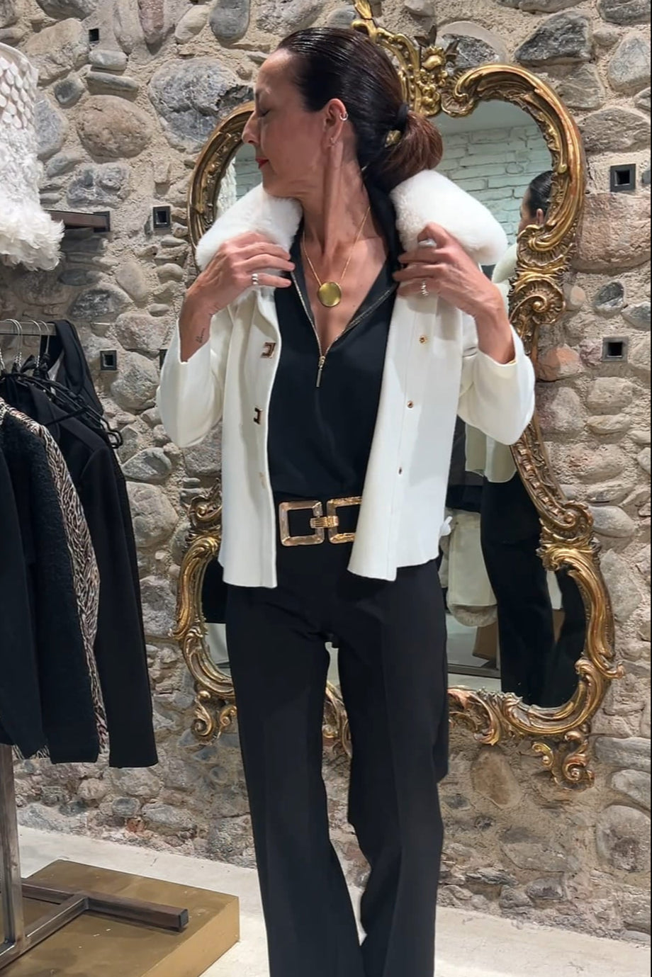 Short jacket with fur collar