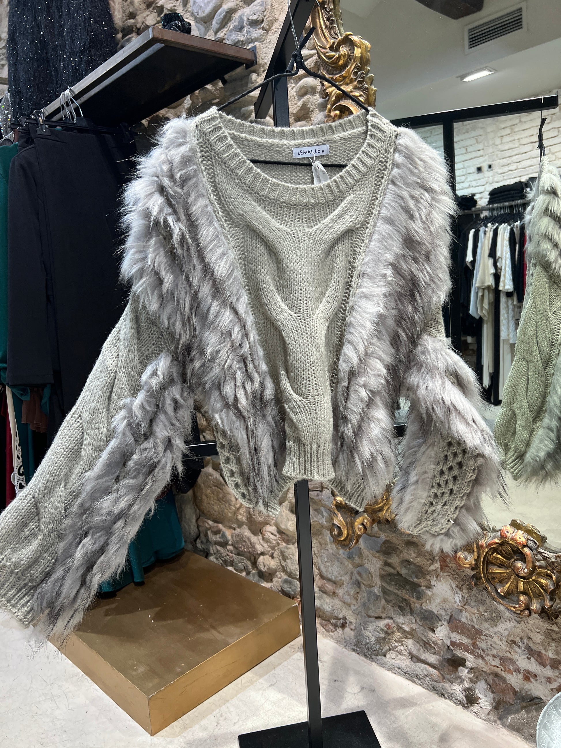 Pull en tricot de fourrure grise