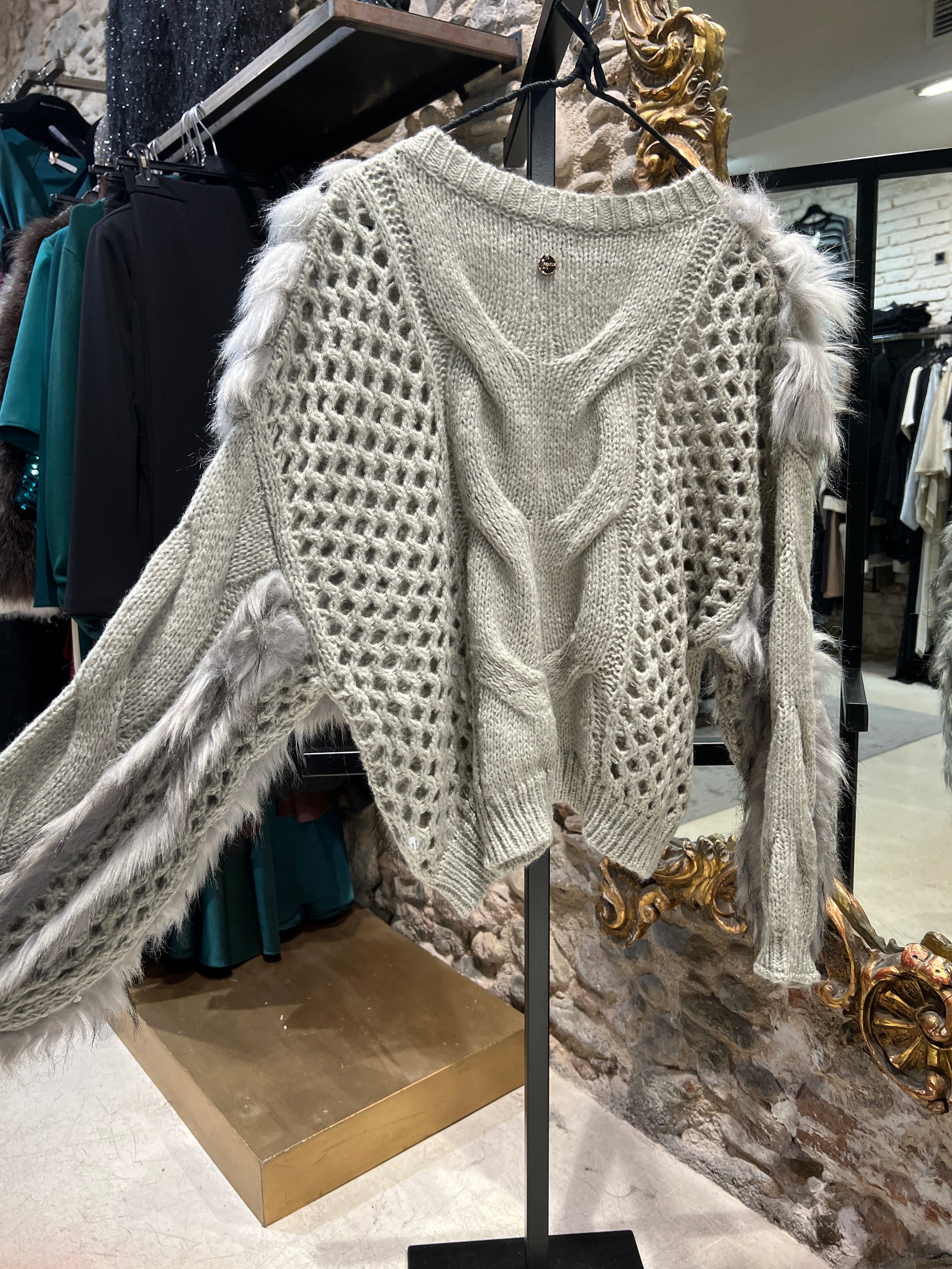 Pull en tricot de fourrure grise