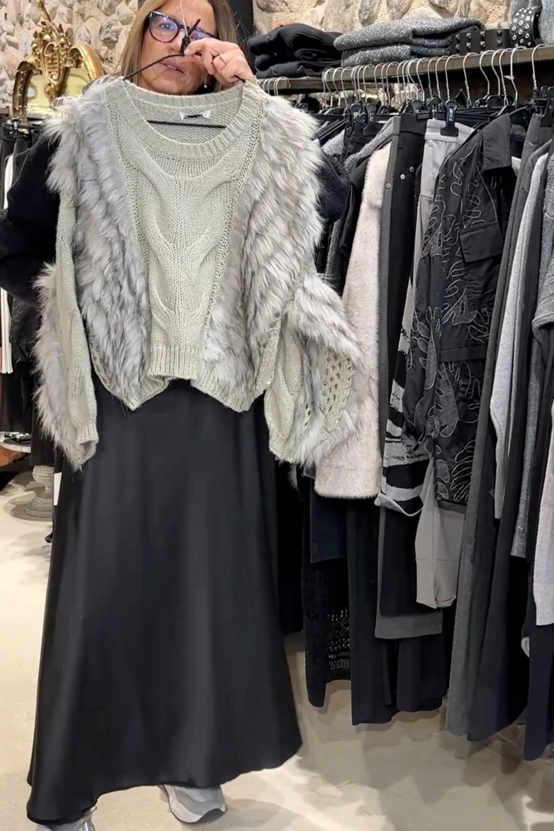 Pull en tricot de fourrure grise