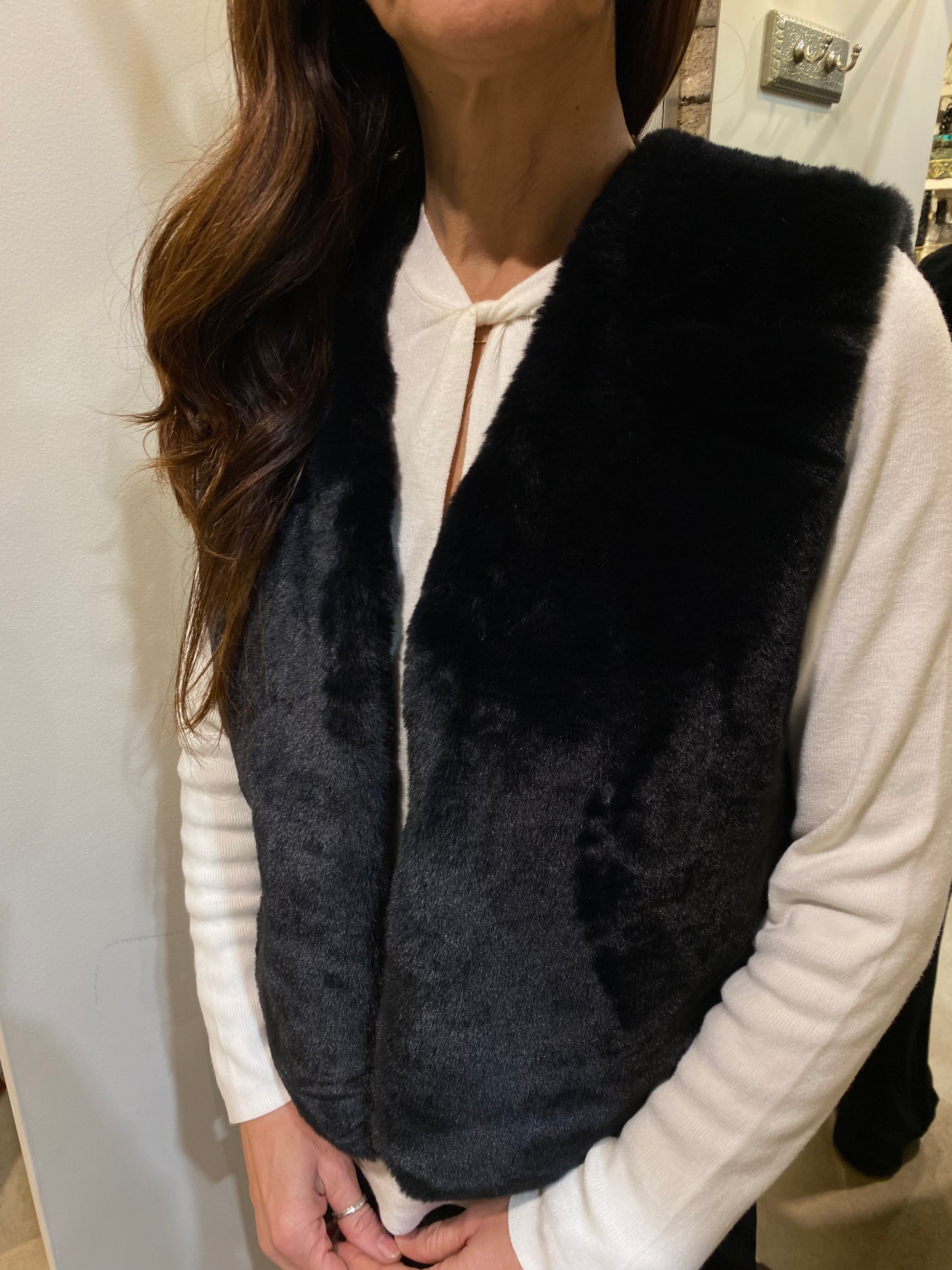 Short vest in plush fabric