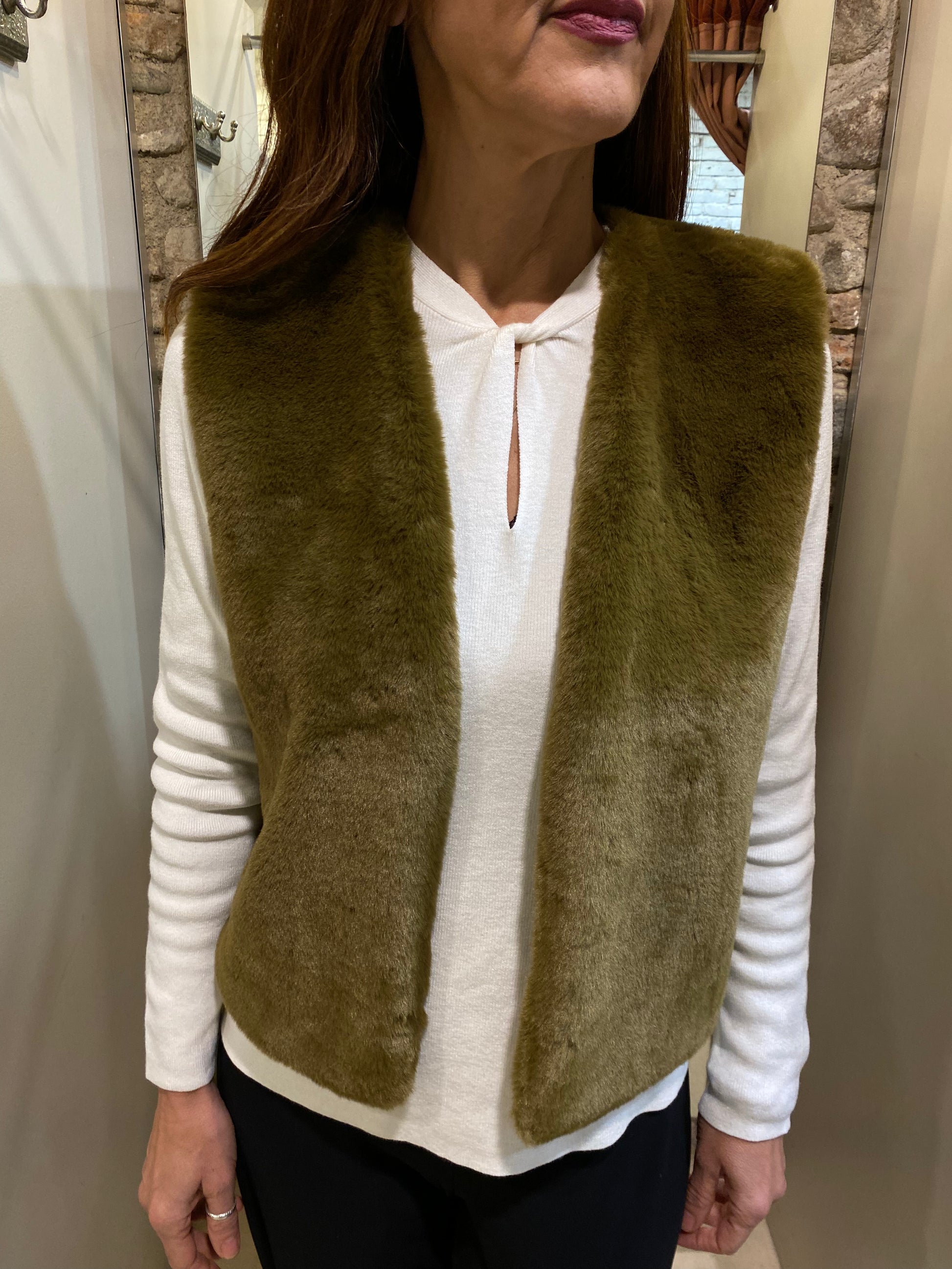 Short vest in plush fabric
