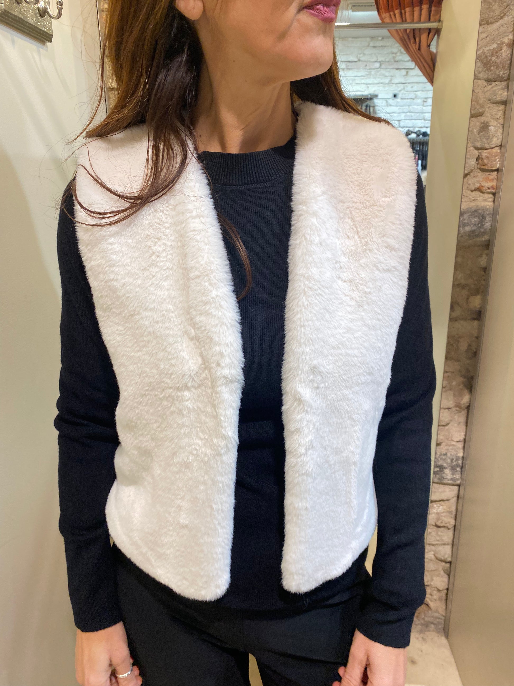 Short vest in plush fabric