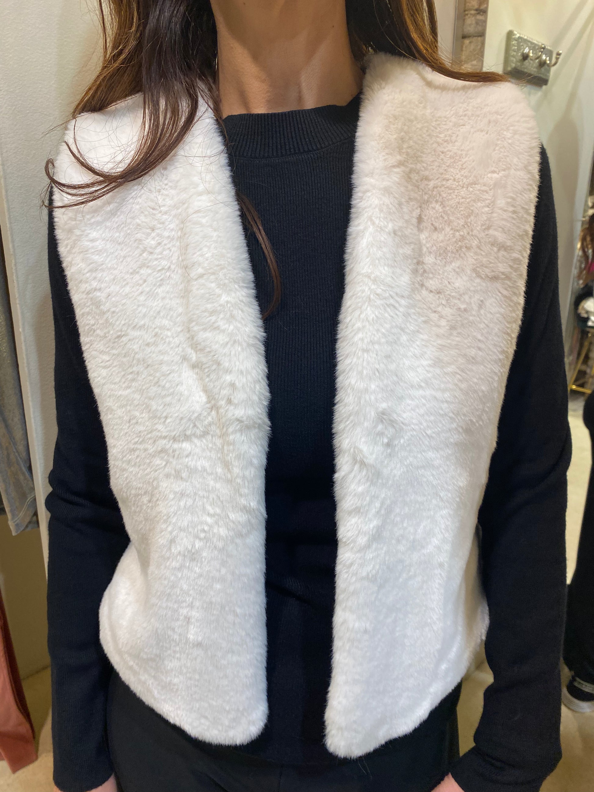 Short vest in plush fabric