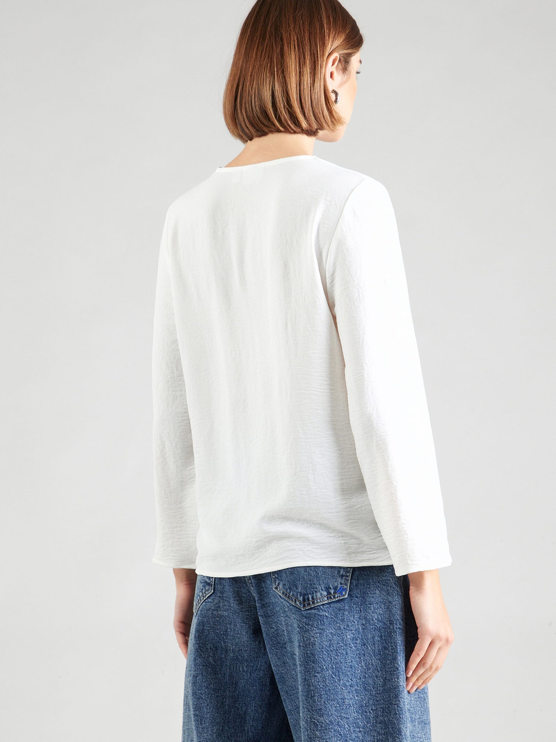 Bamboo V-neck blouse with pleat