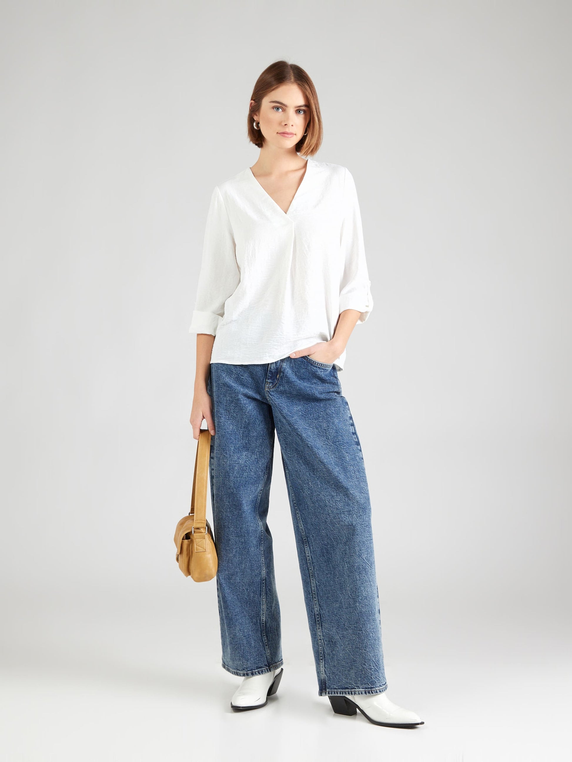 Bamboo V-neck blouse with pleat