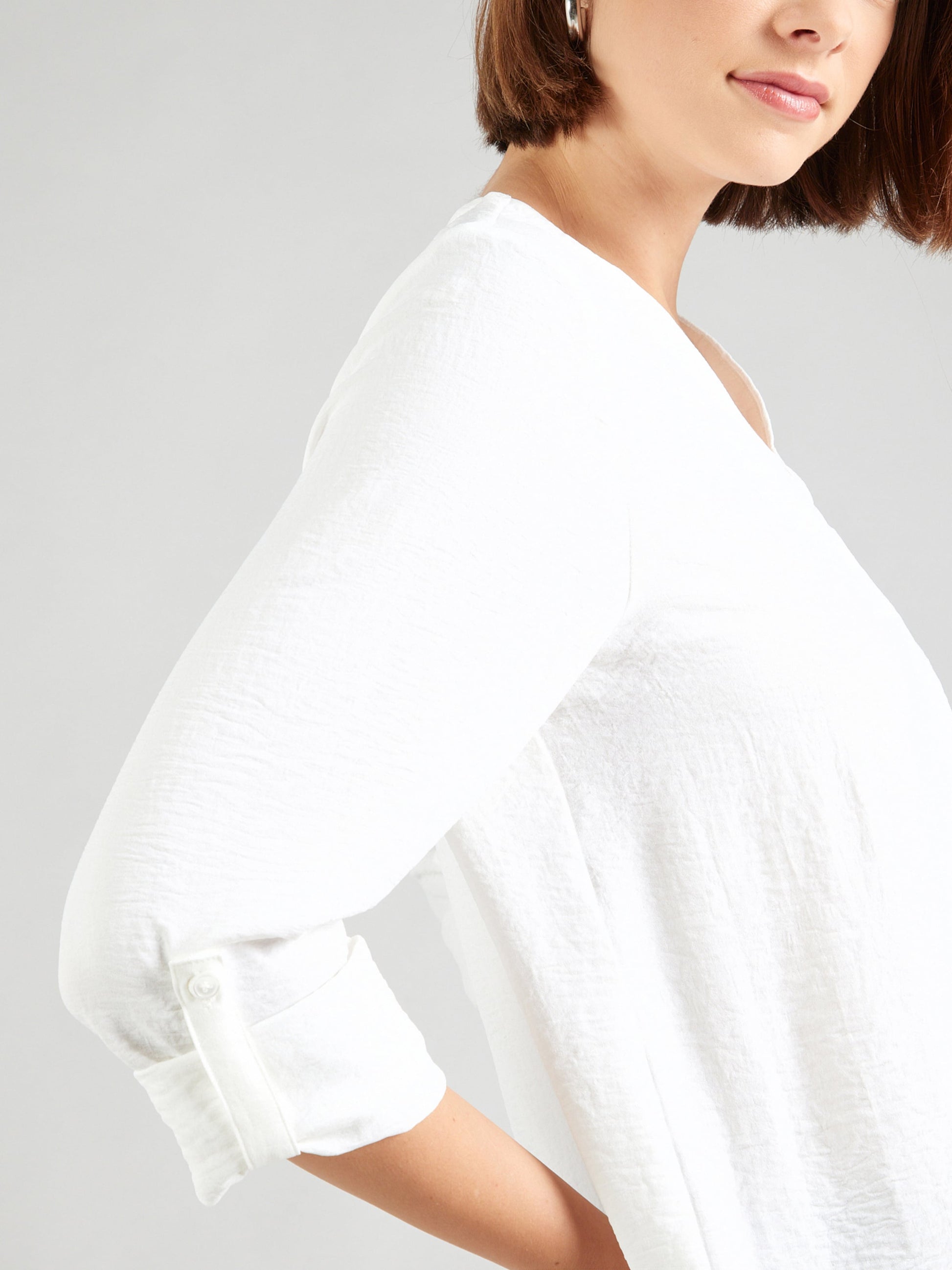 Bamboo V-neck blouse with pleat