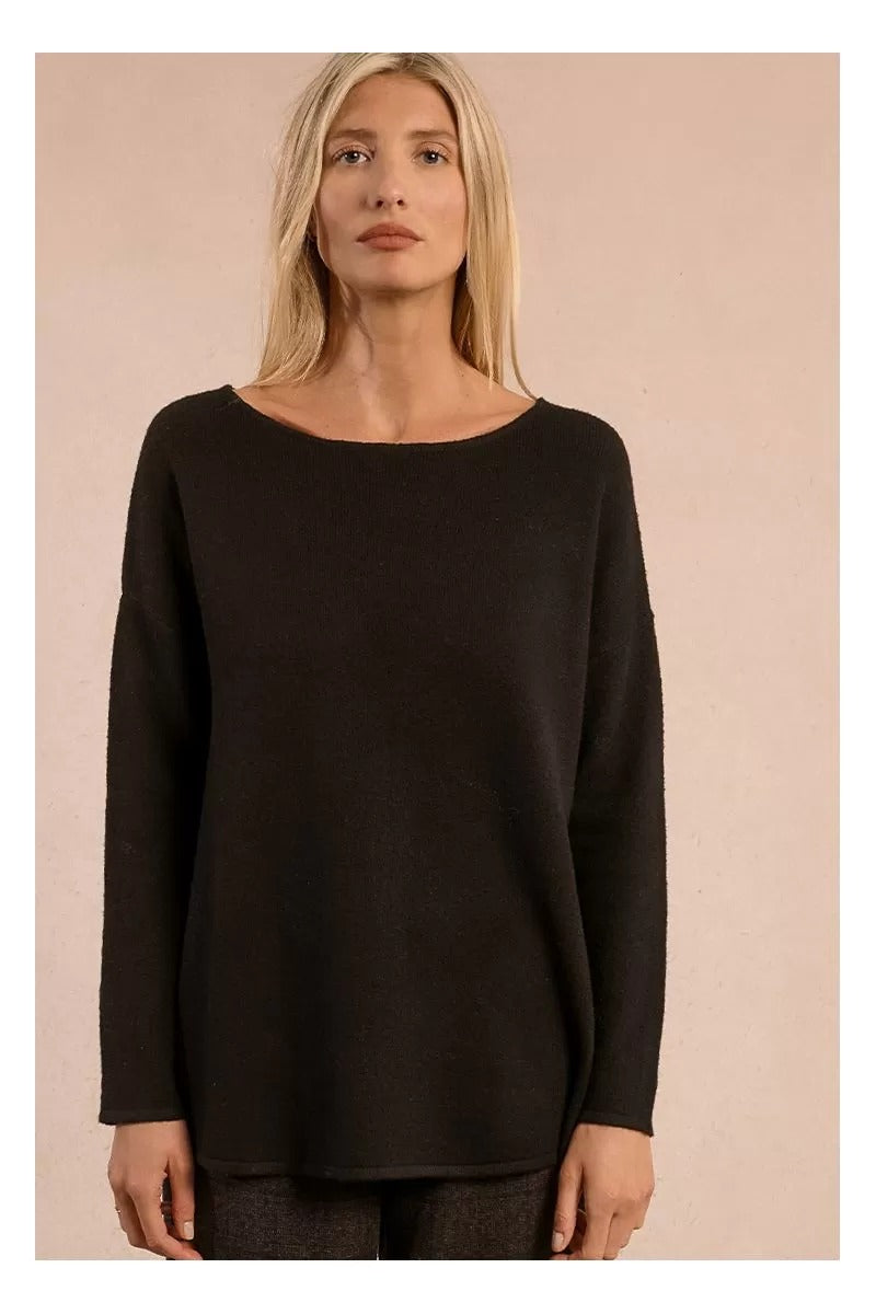 Loose-fitting long-sleeved sweater