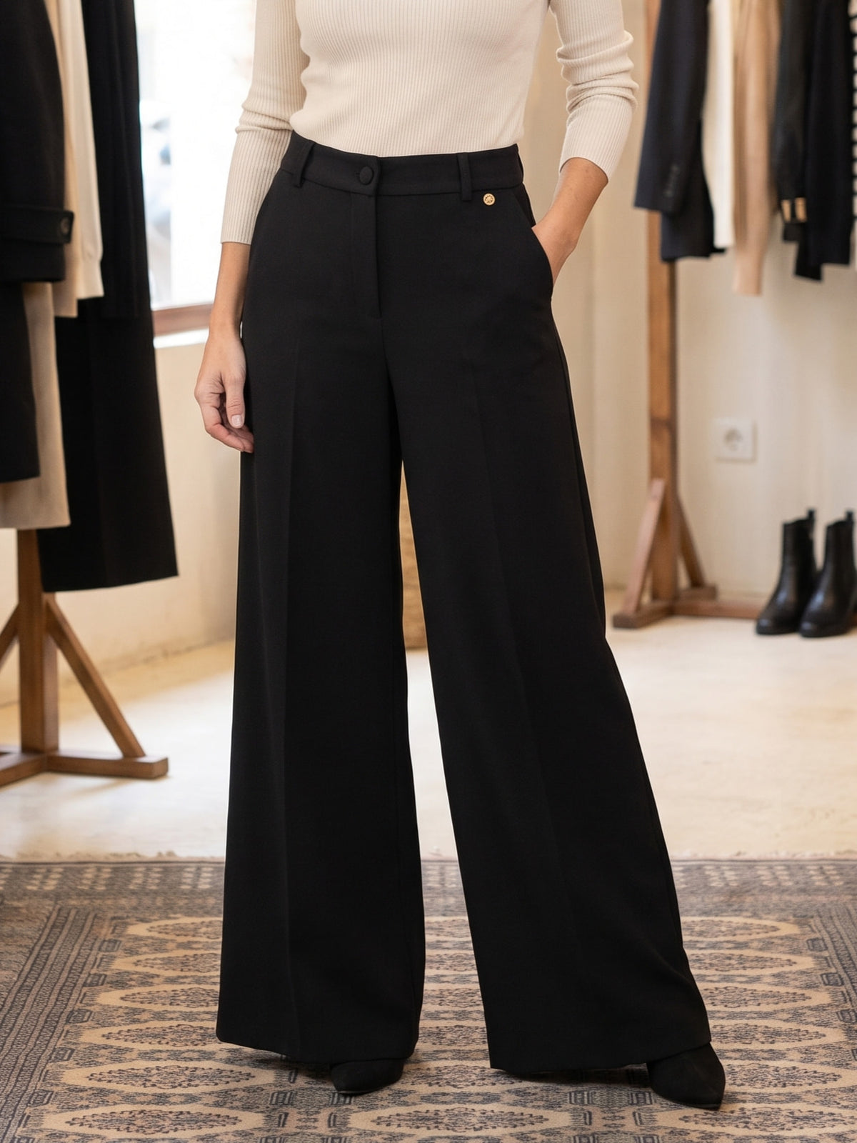 Pantalón negro de pernera ancha