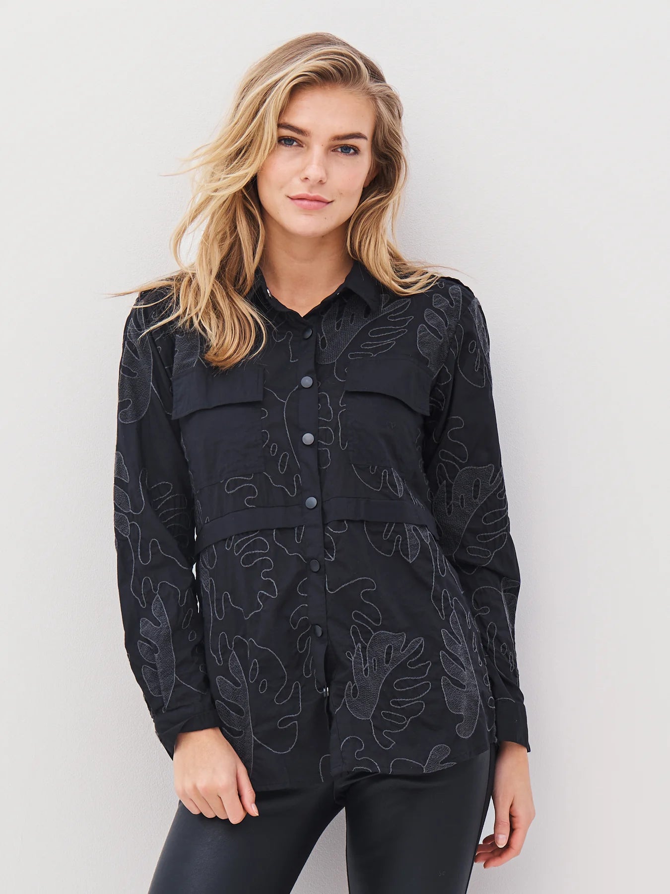 Camisa bordado de hojas