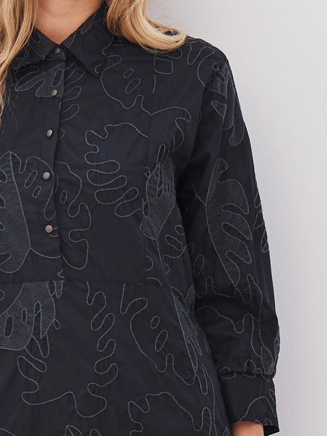Leaf embroidered shirt 
