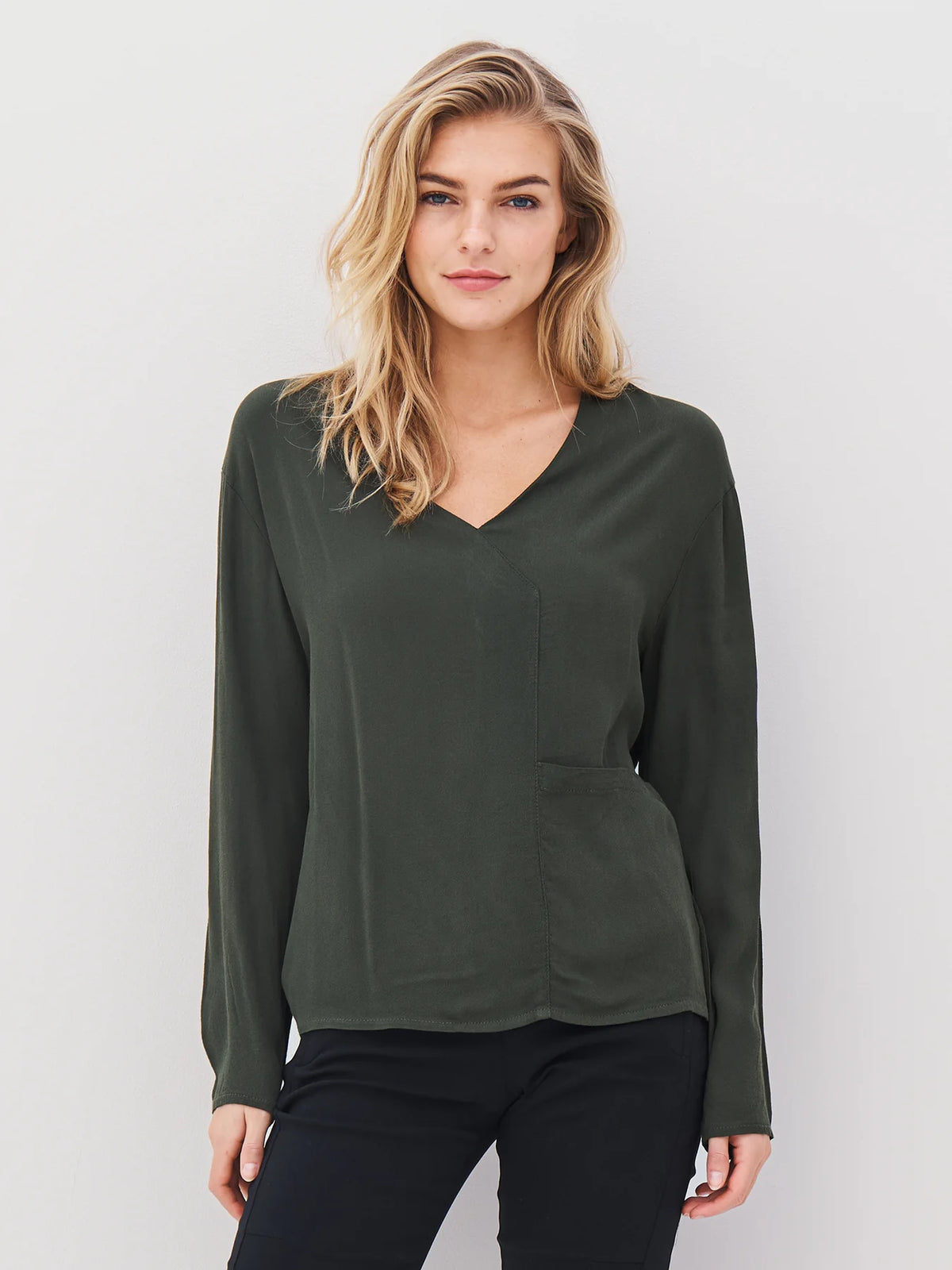 Blusa con escote en V – Dark Green
