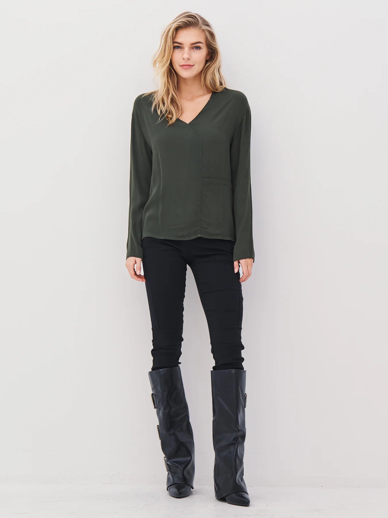 Blusa con escote en V – Dark Green