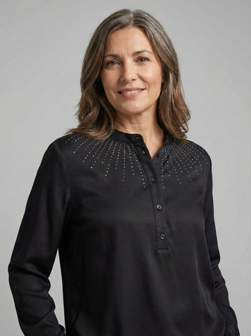 Blusa negra satinada con brillo