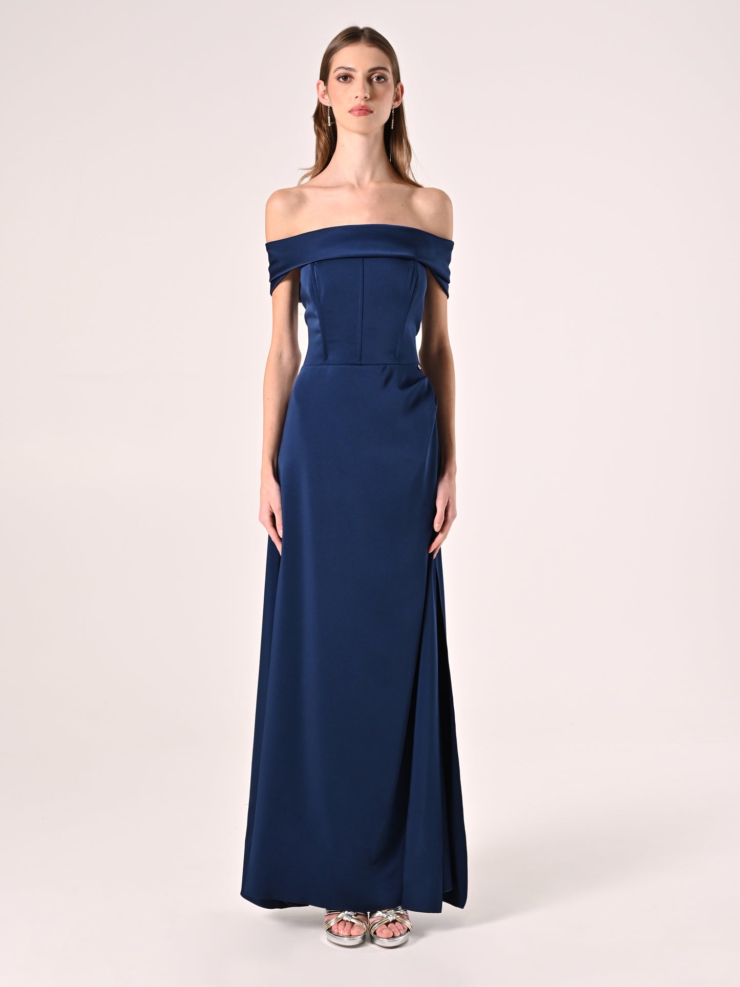 Vestido largo azul marino off-the-shoulders