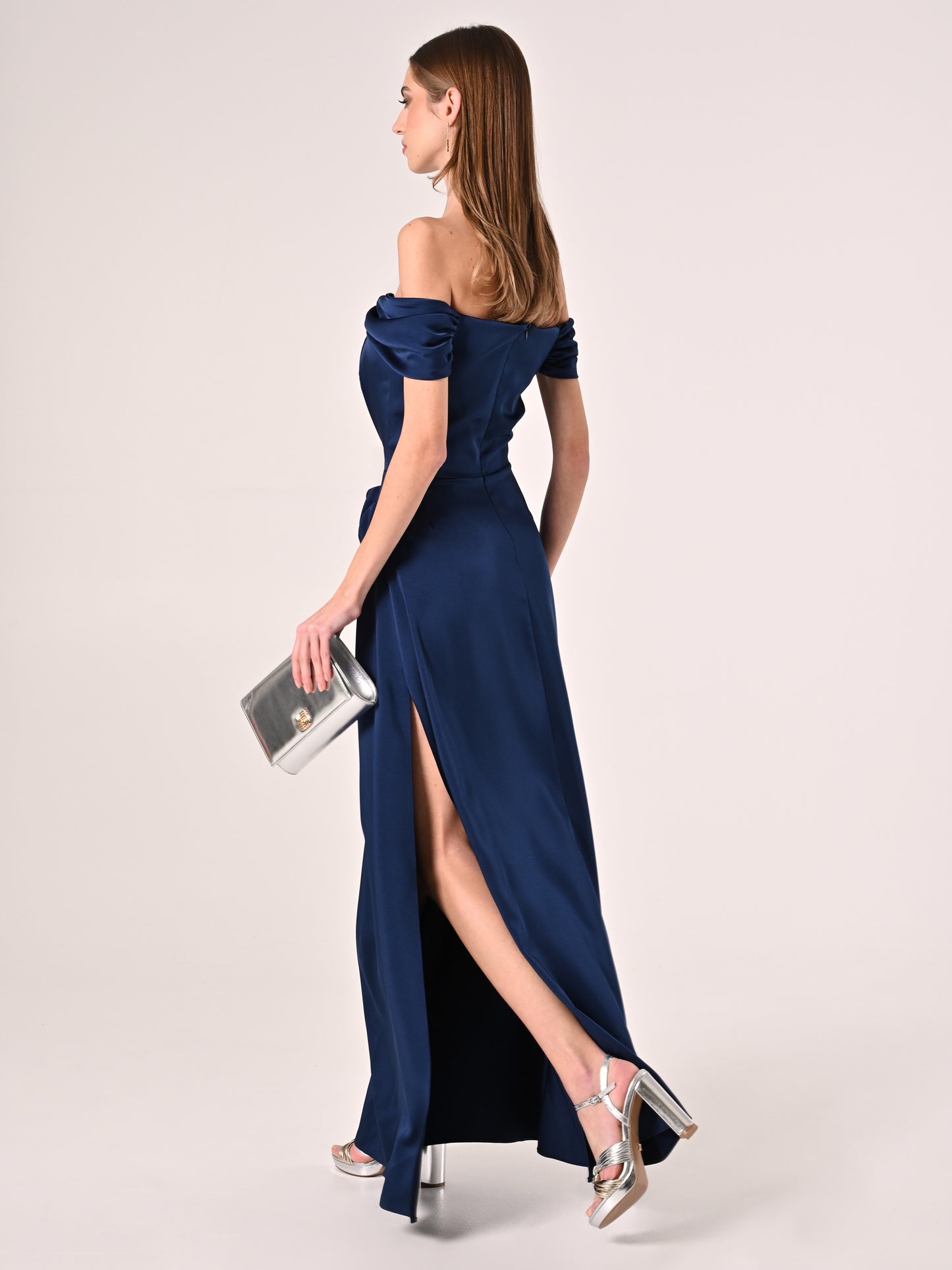 Vestido largo azul marino off-the-shoulders