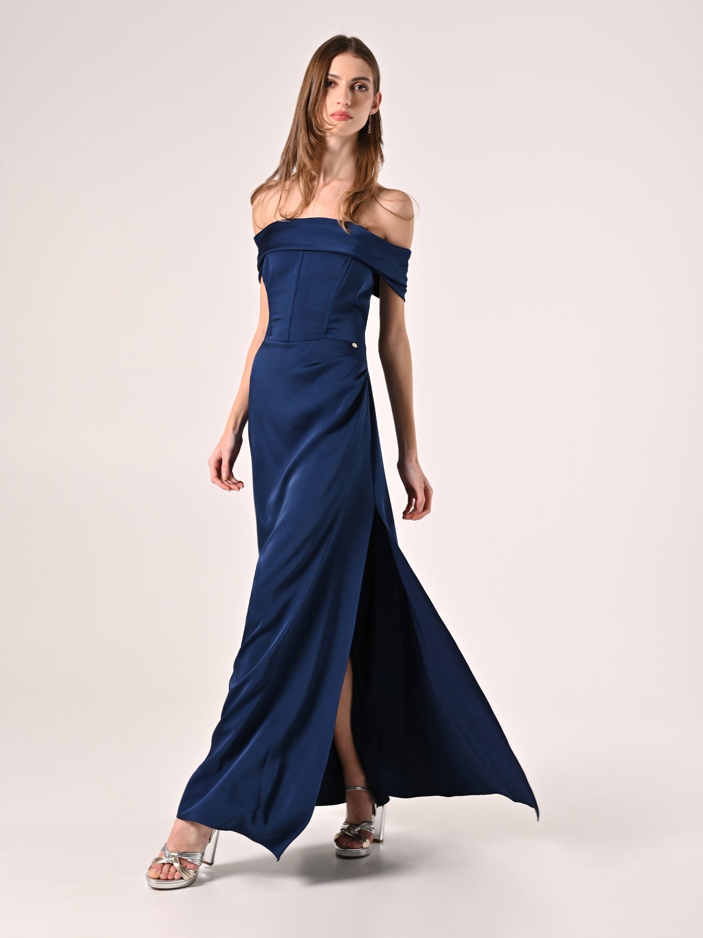 Vestido largo azul marino off-the-shoulders