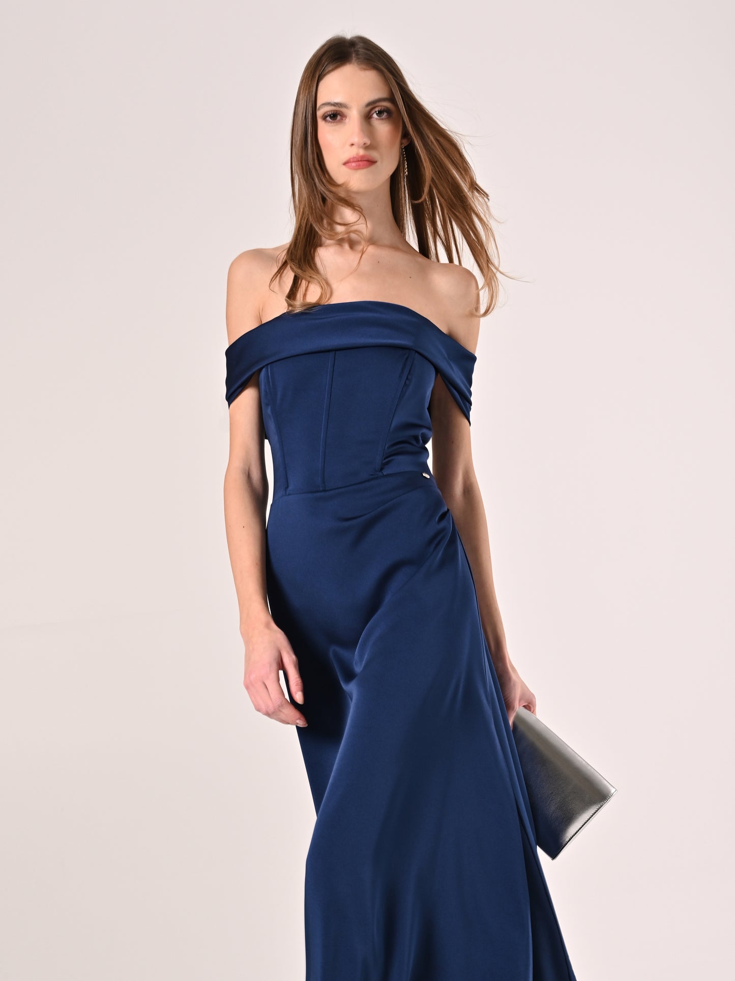 Vestido largo azul marino off-the-shoulders