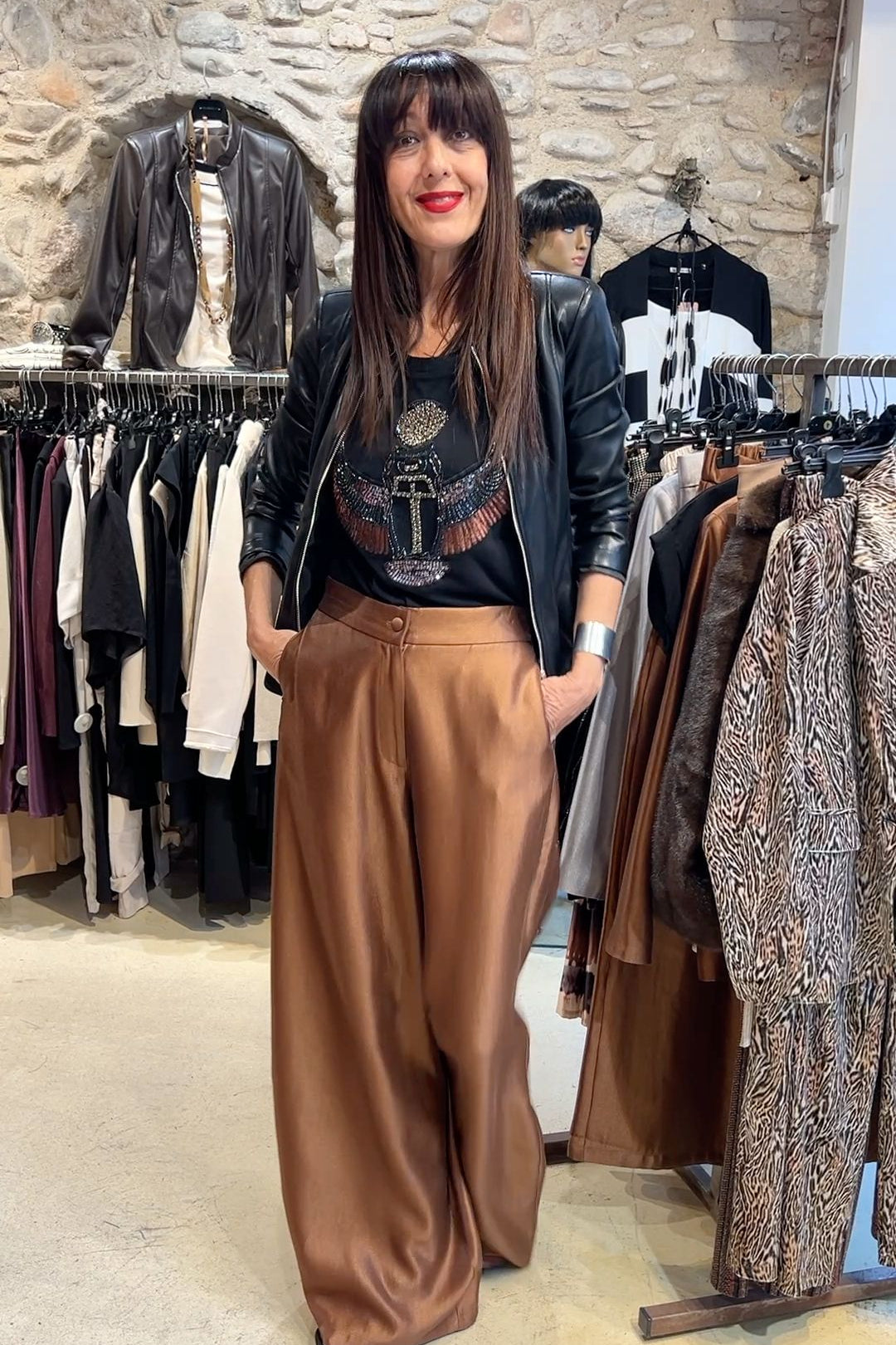 Camiseta negra con águila bordada