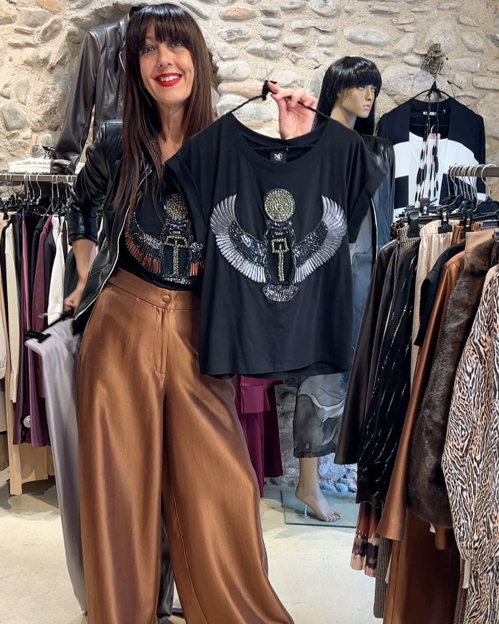 Camiseta negra con águila bordada