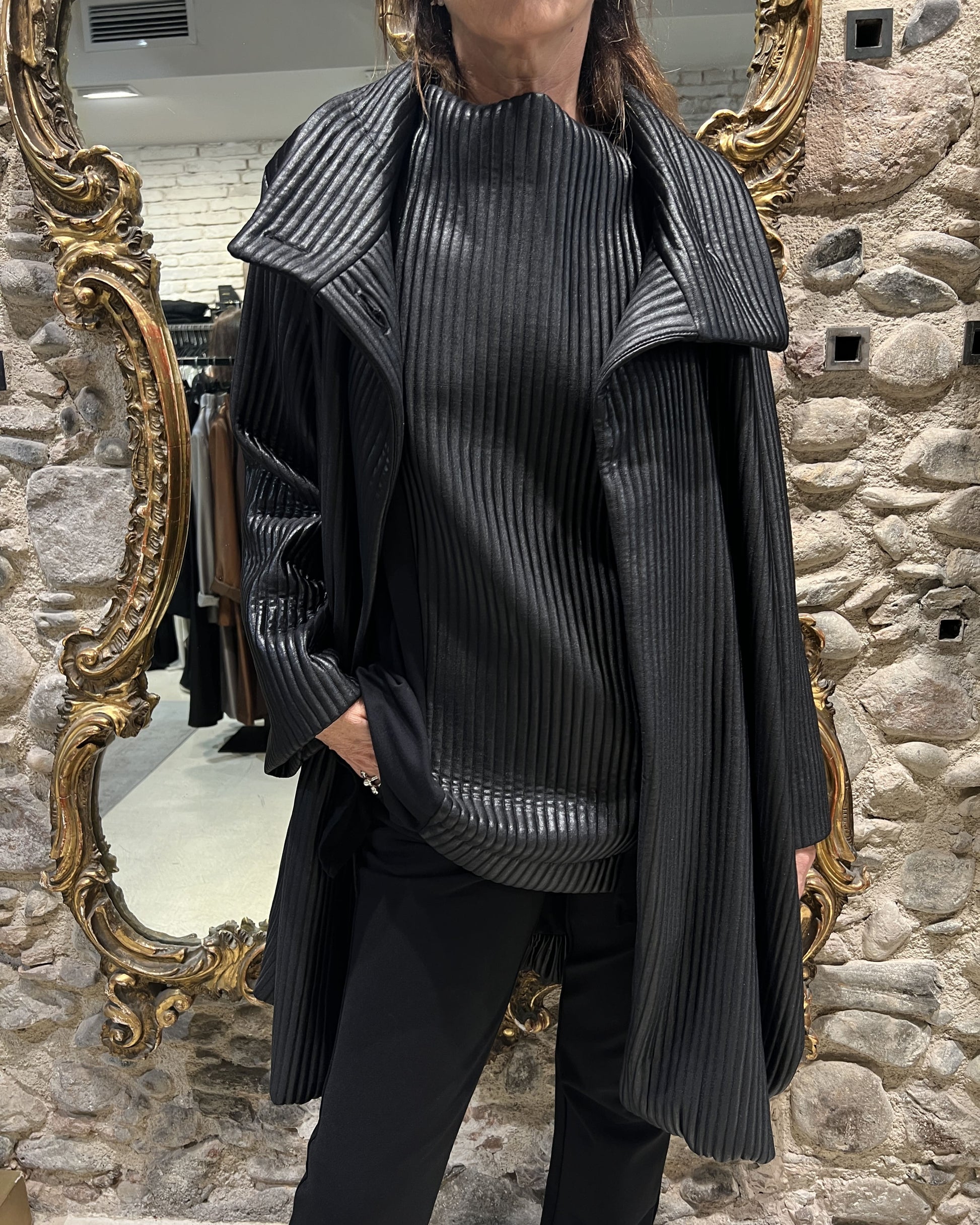 Chaqueta plisada cuello alto