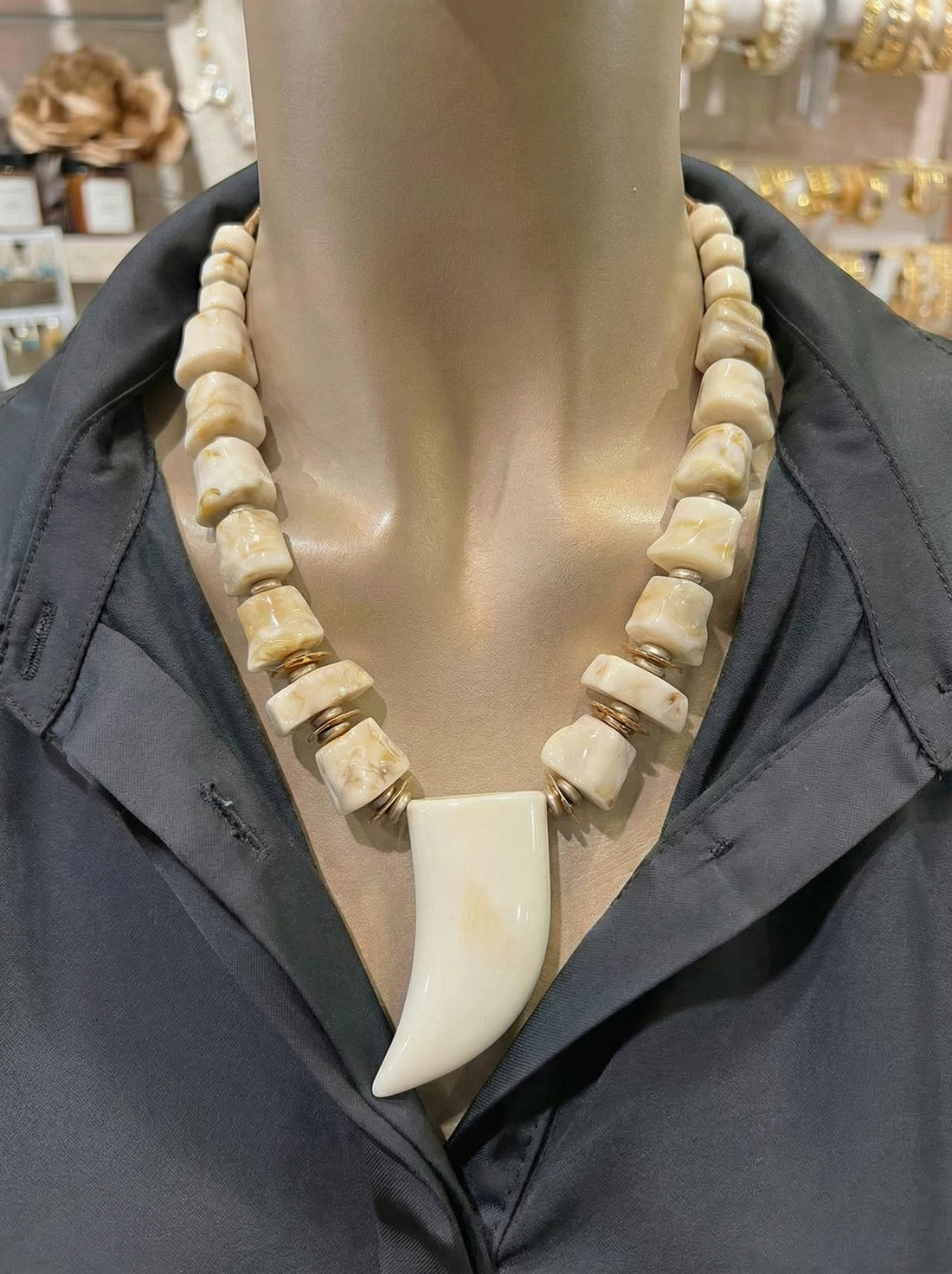 Collar Étnico con Colmillo