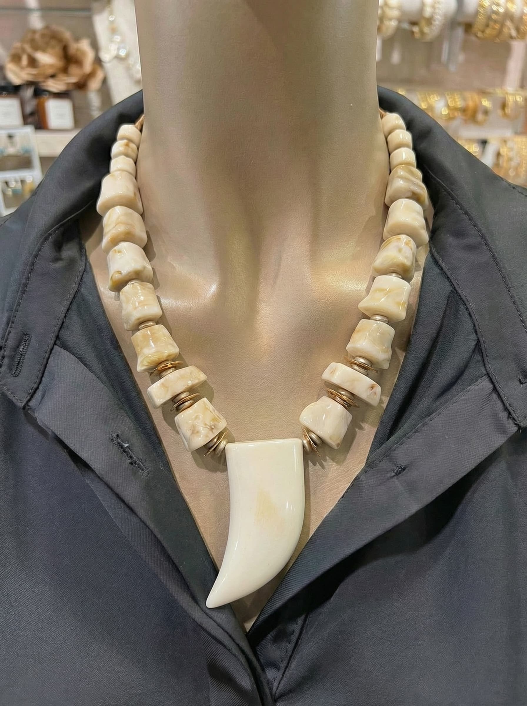 Collar Étnico con Colmillo