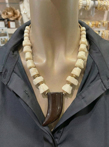 Collar Étnico con Colmillo