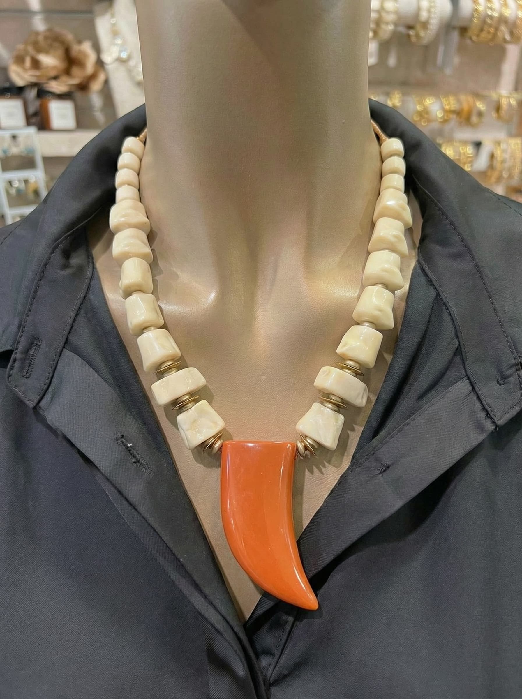 Collar Étnico con Colmillo