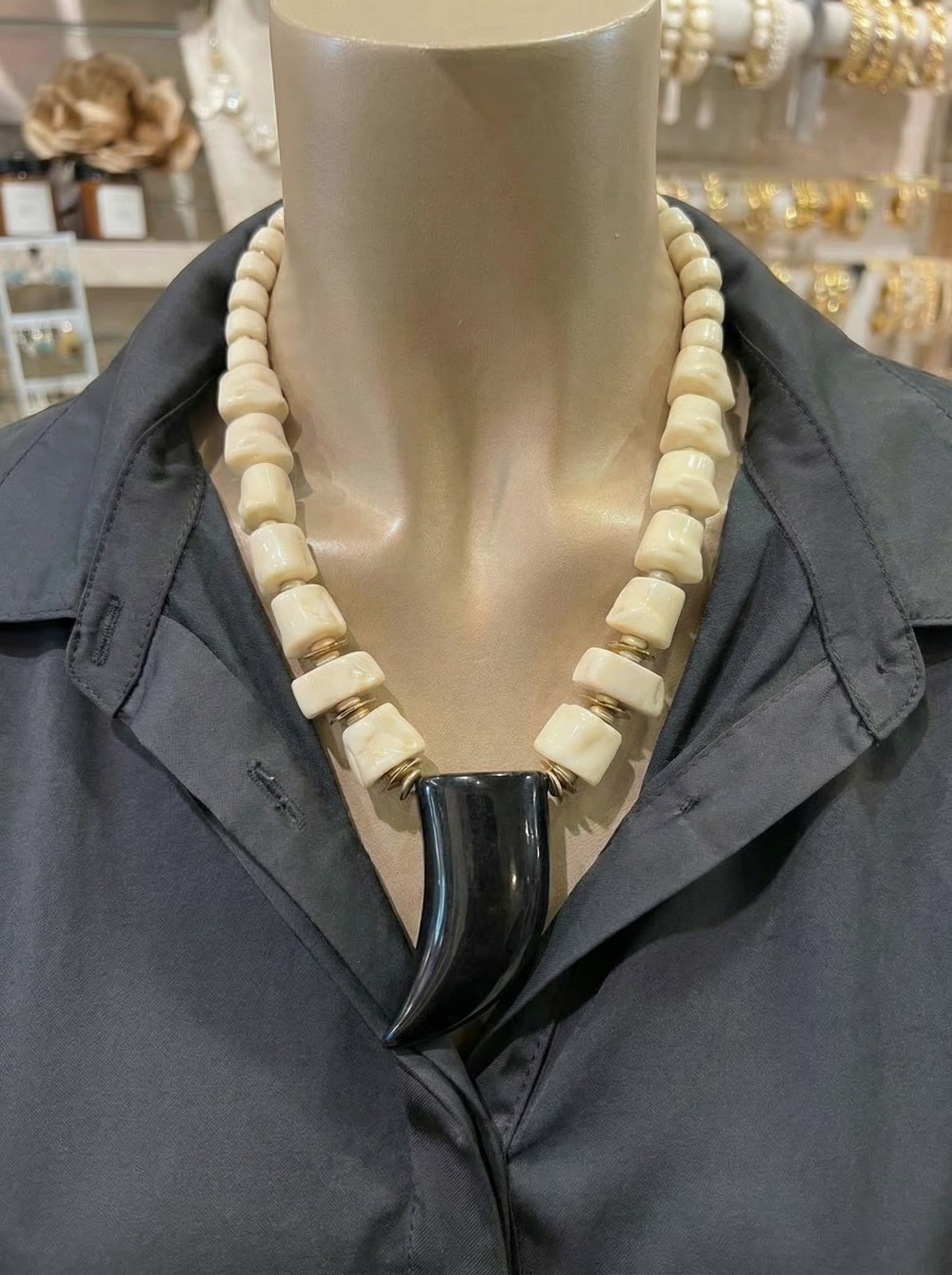 Collar Étnico con Colmillo