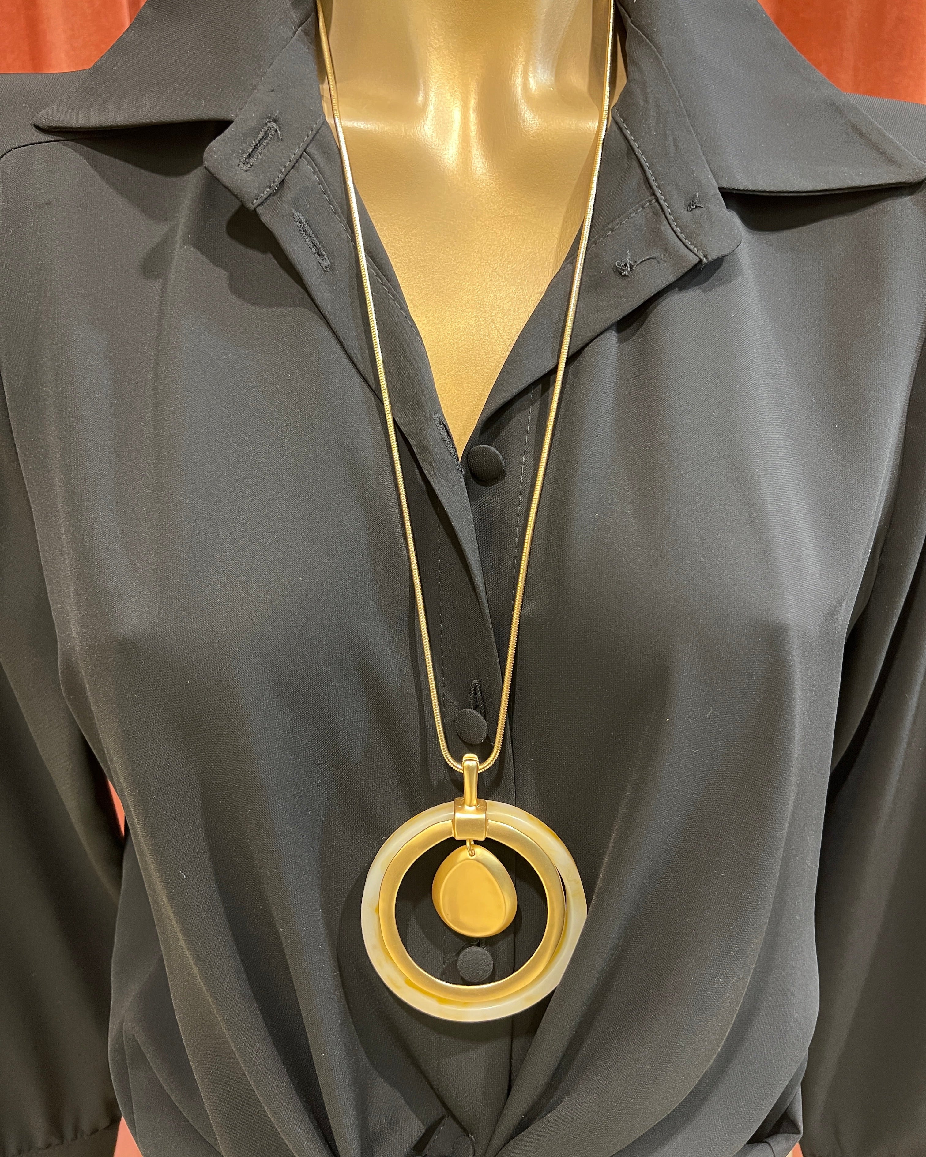 Collar largo dorado circular