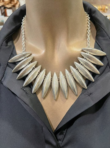 Collar Abanico Plumas Plateadas