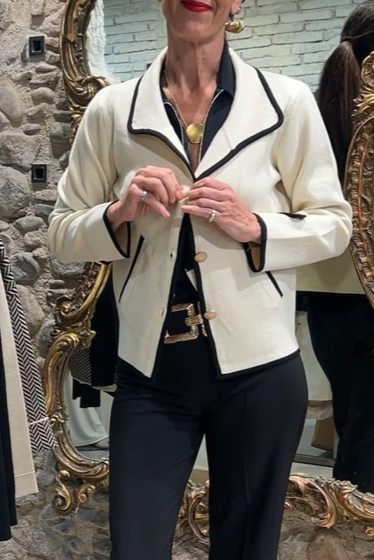 Chaqueta beige con ribete negro