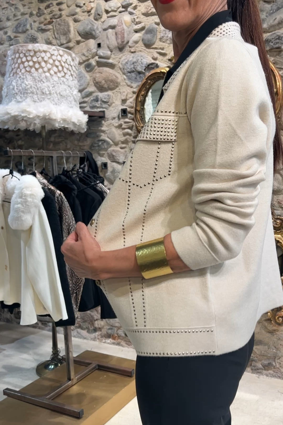 Chaqueta con tachuelas decorativas