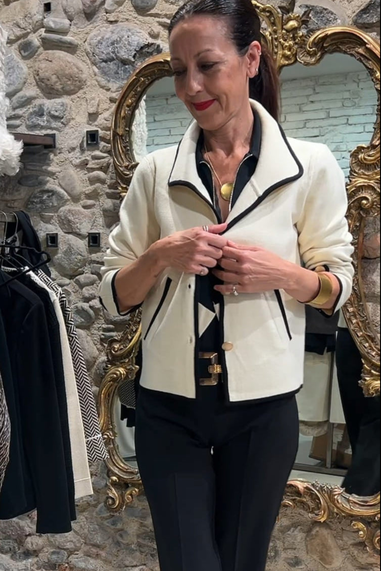 Chaqueta beige con ribete negro