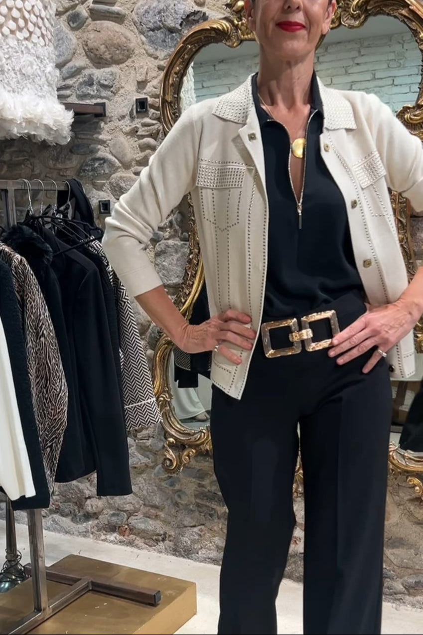 Chaqueta con tachuelas decorativas