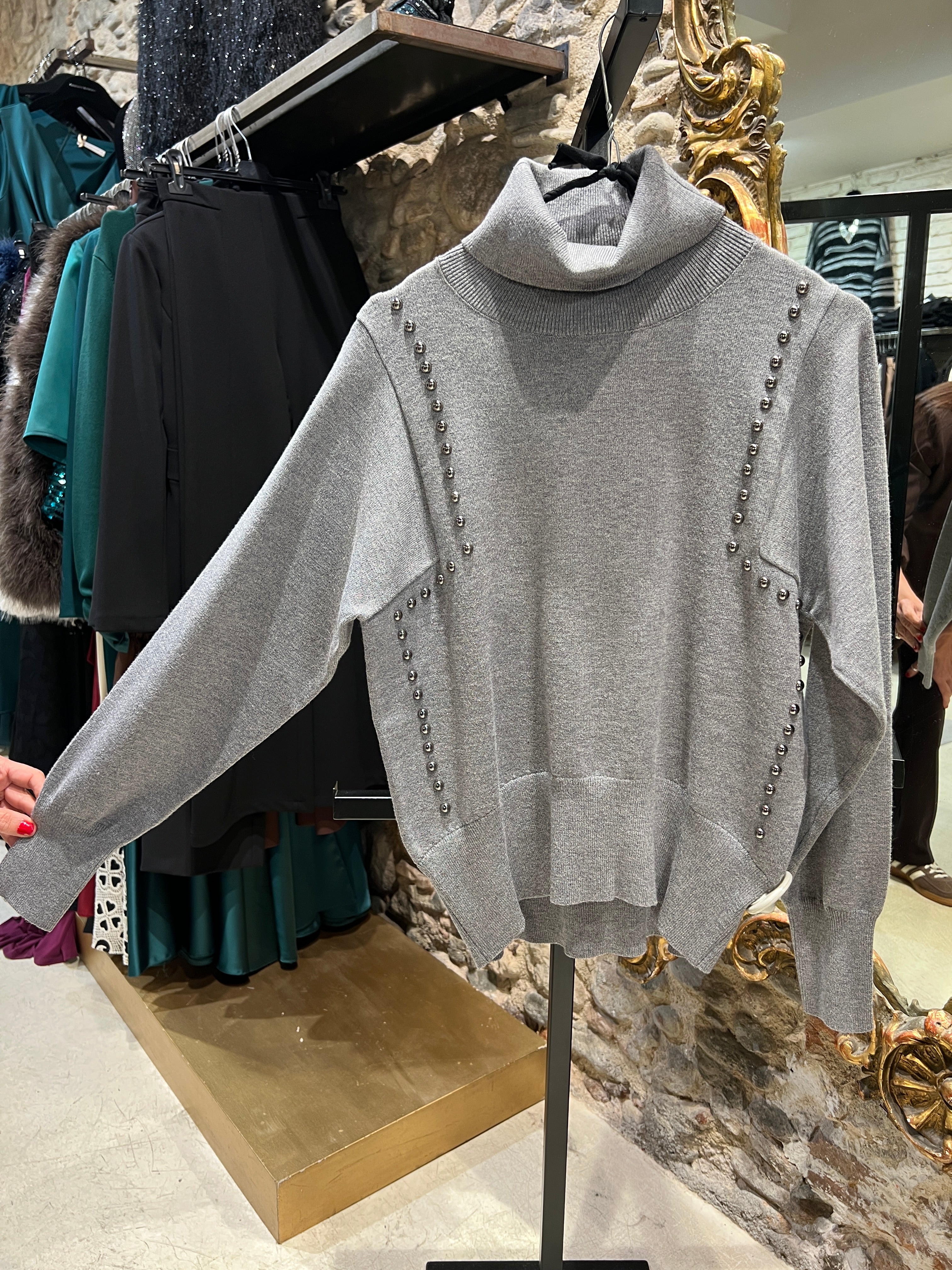 Jersey cuello vuelto con tachuelas