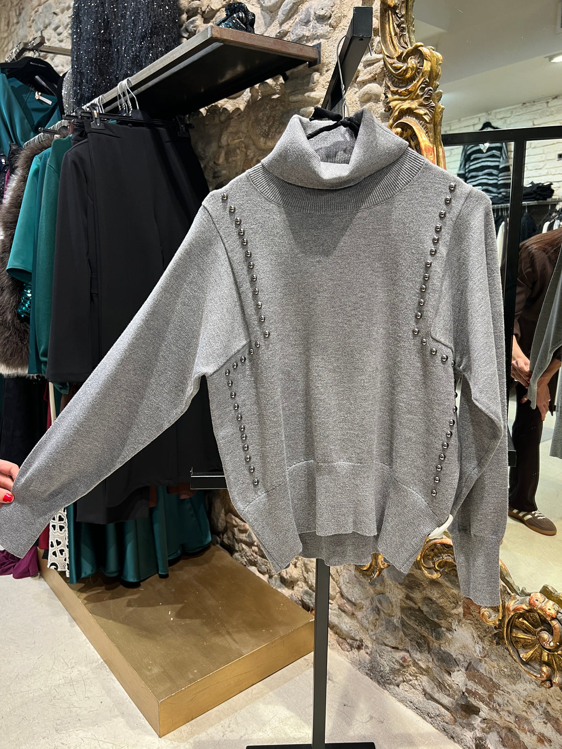 Jersey cuello vuelto con tachuelas