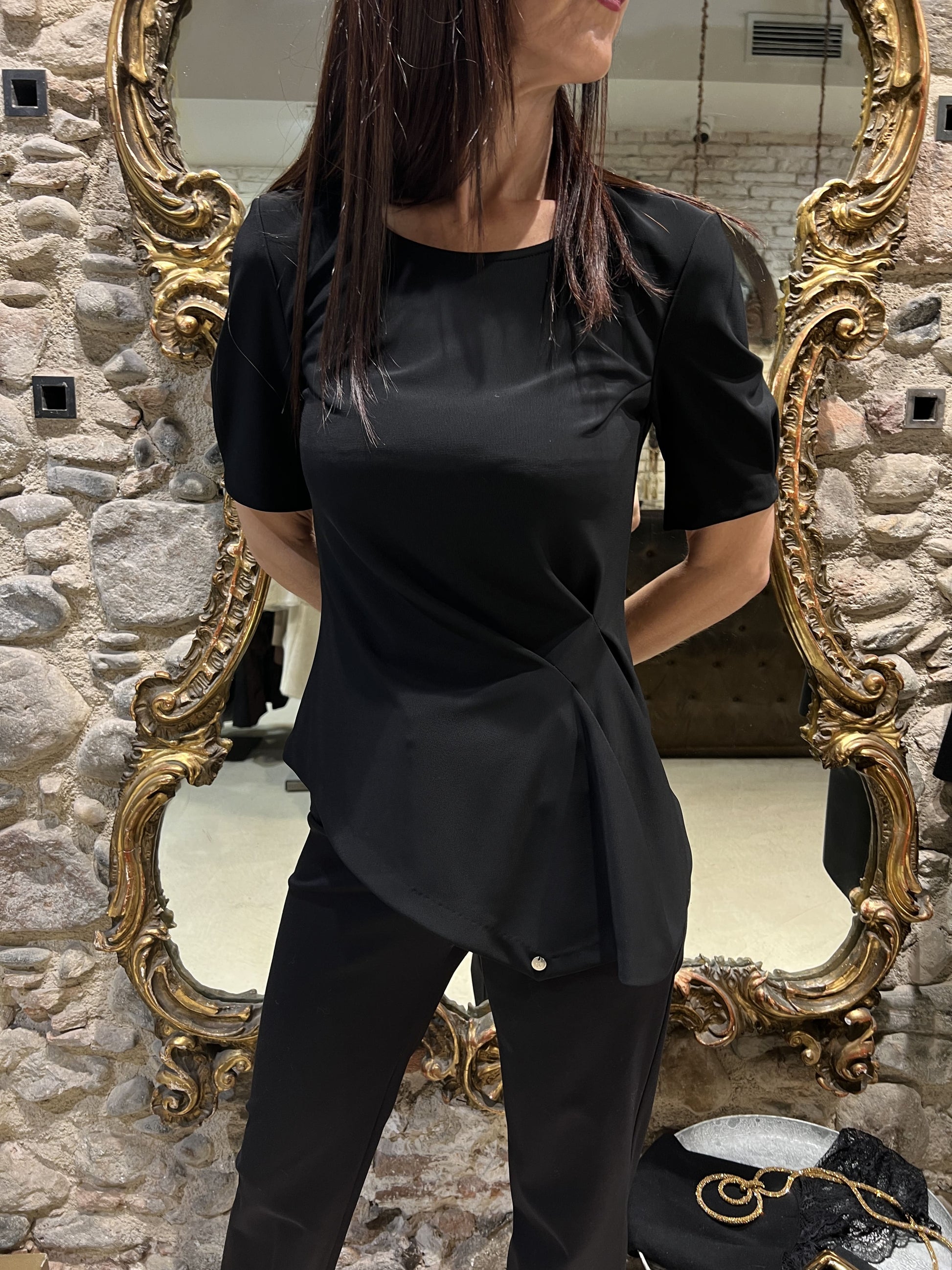 Camiseta negra asimétrica