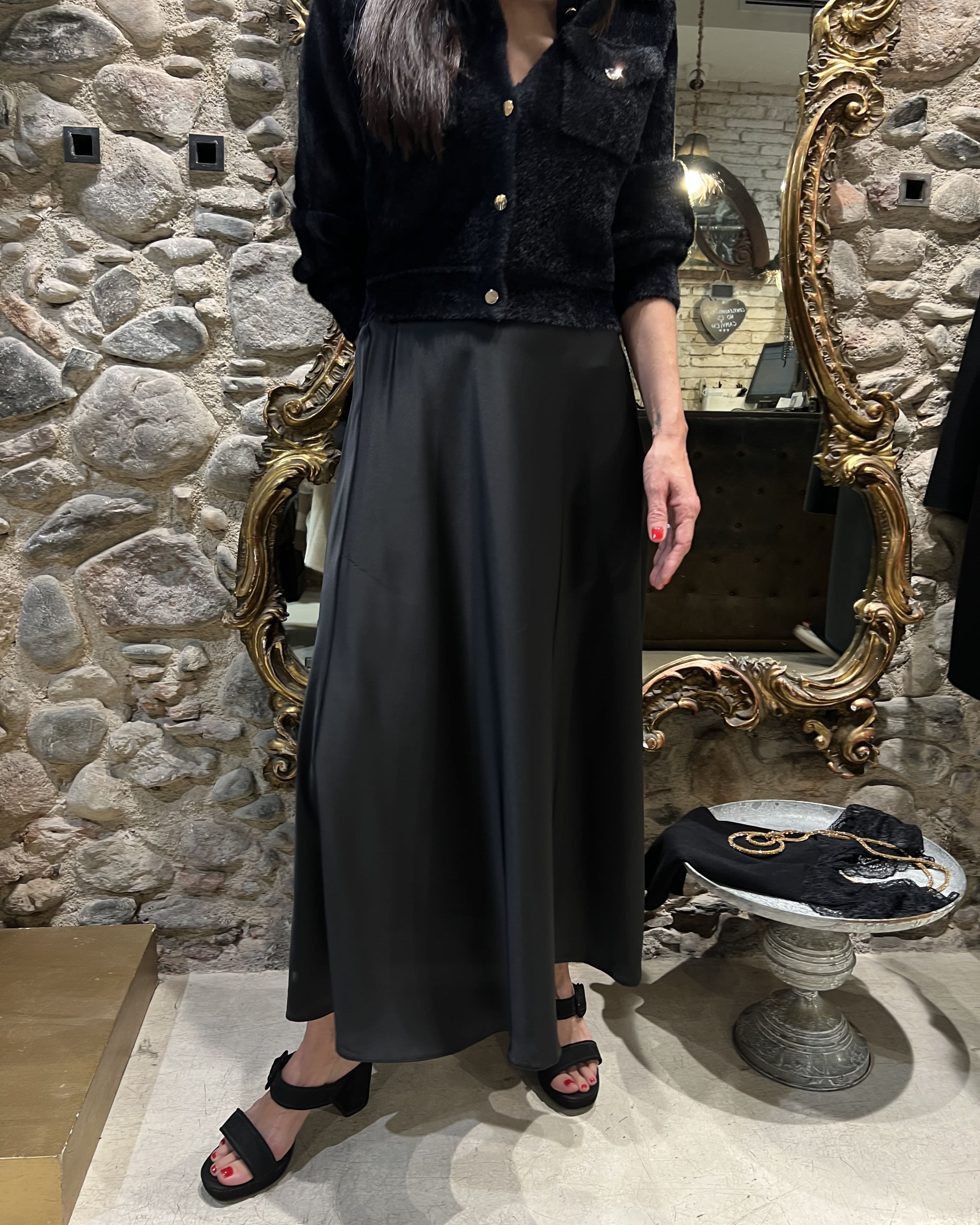 Falda satinada negra evasé