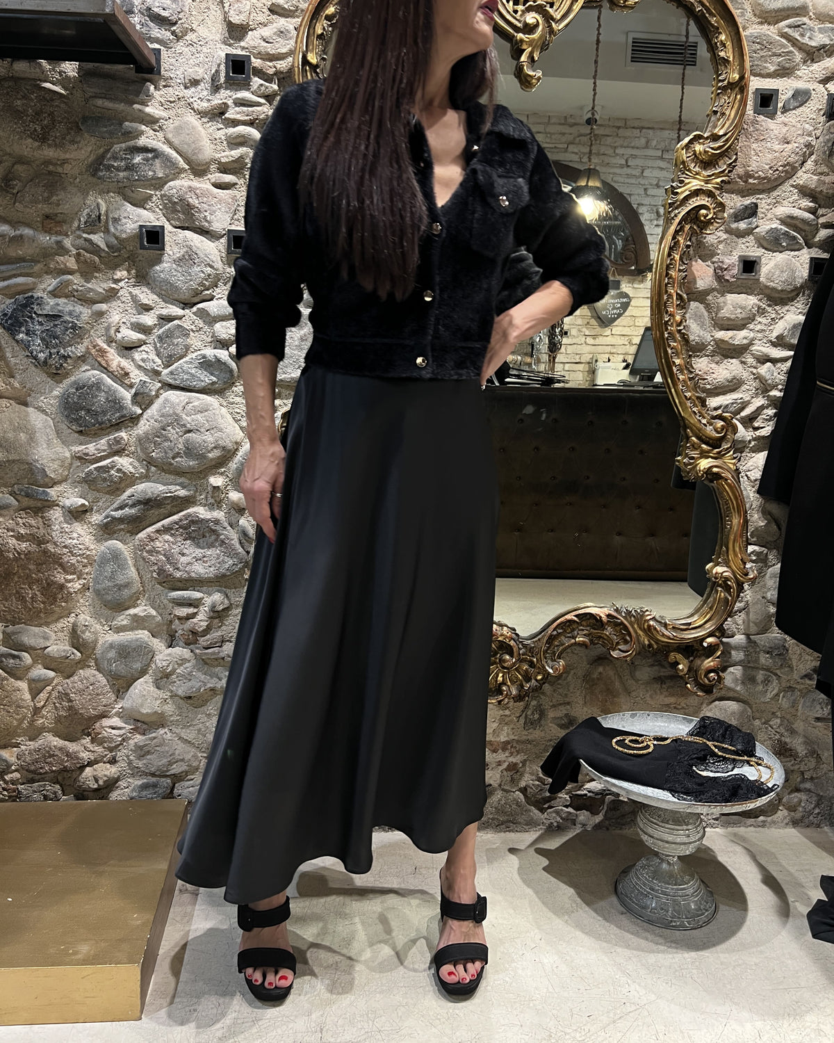 Falda satinada negra evasé