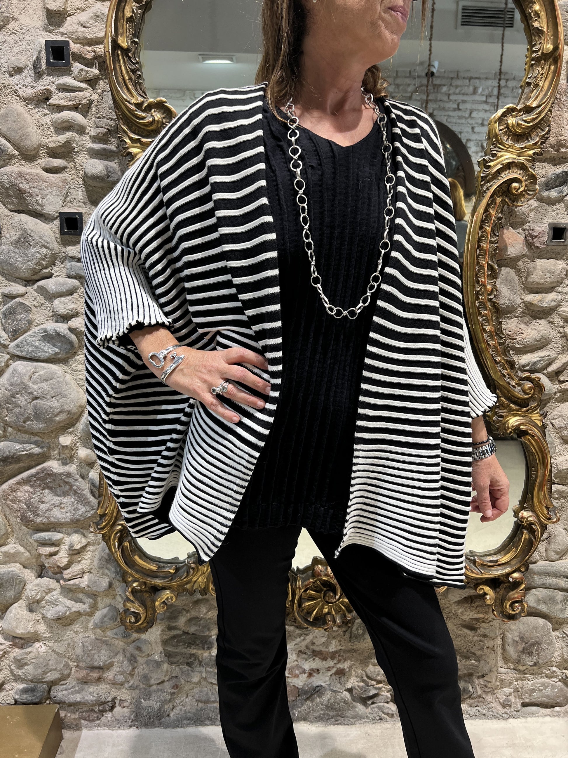Chaqueta poncho a rayas abierta