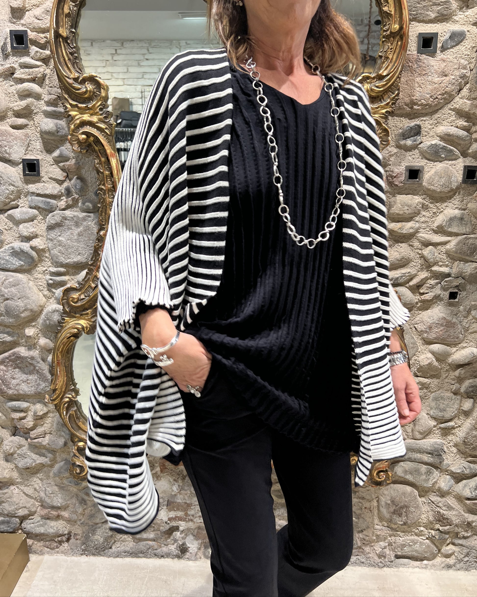 Chaqueta poncho a rayas abierta