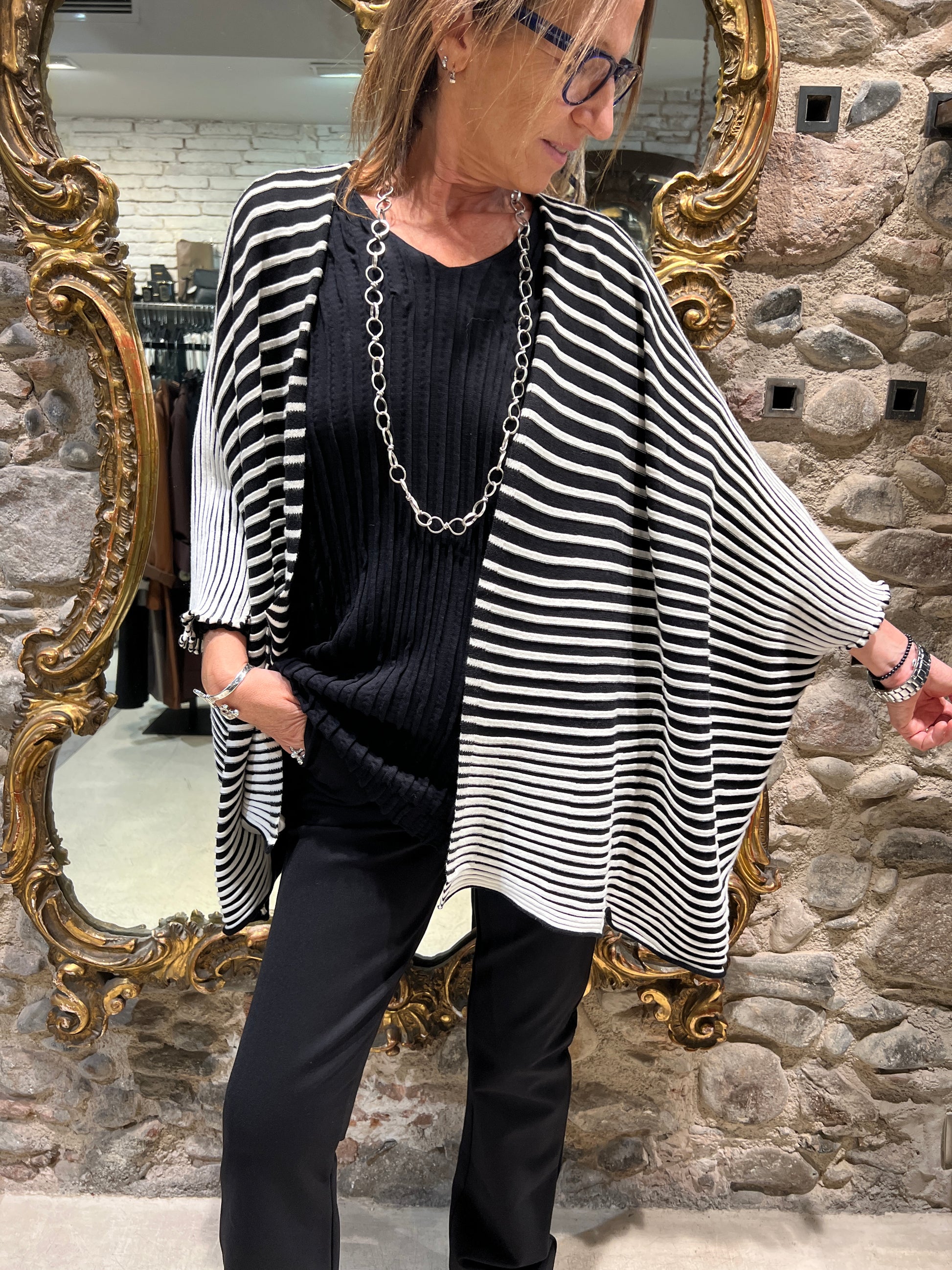 Chaqueta poncho a rayas abierta