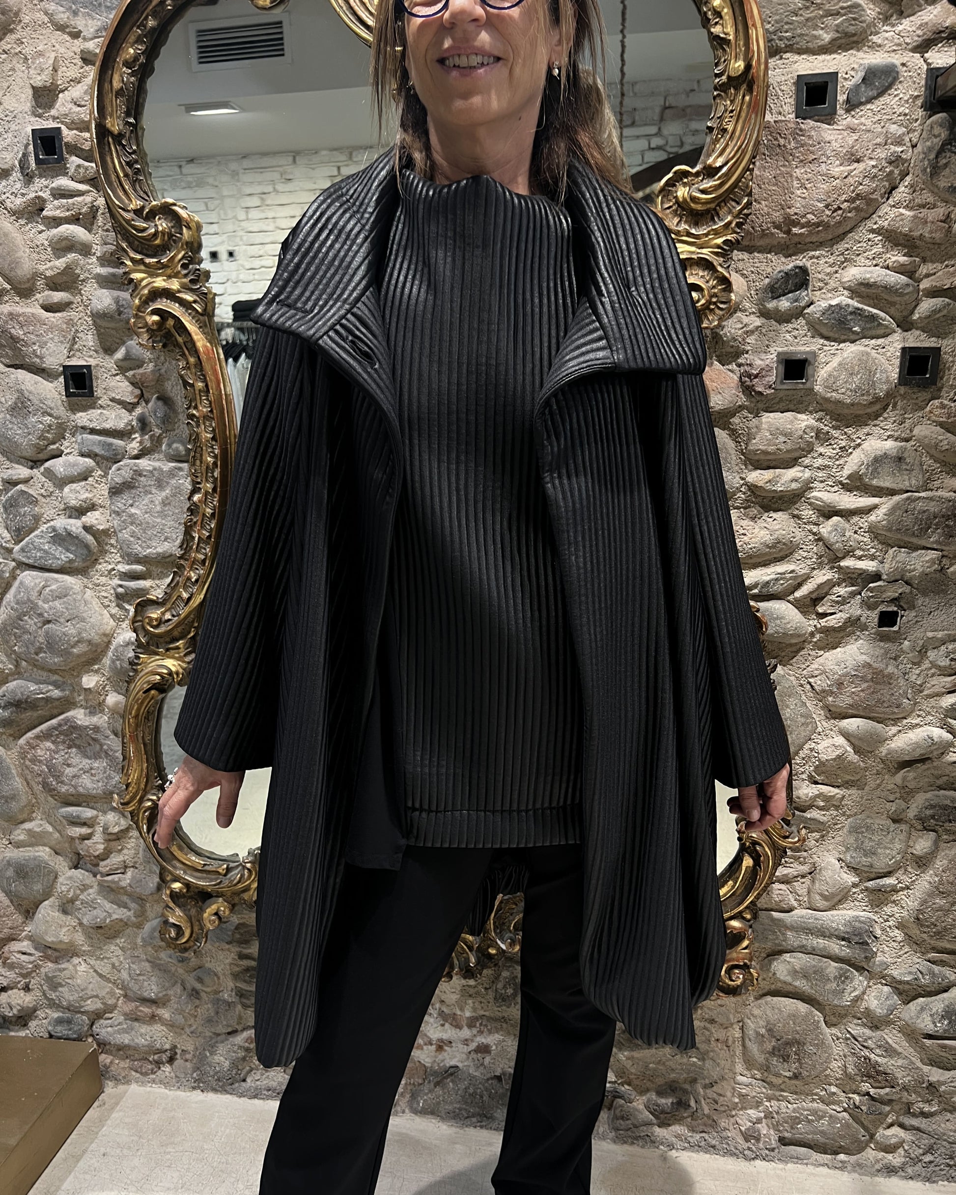 Chaqueta plisada cuello alto